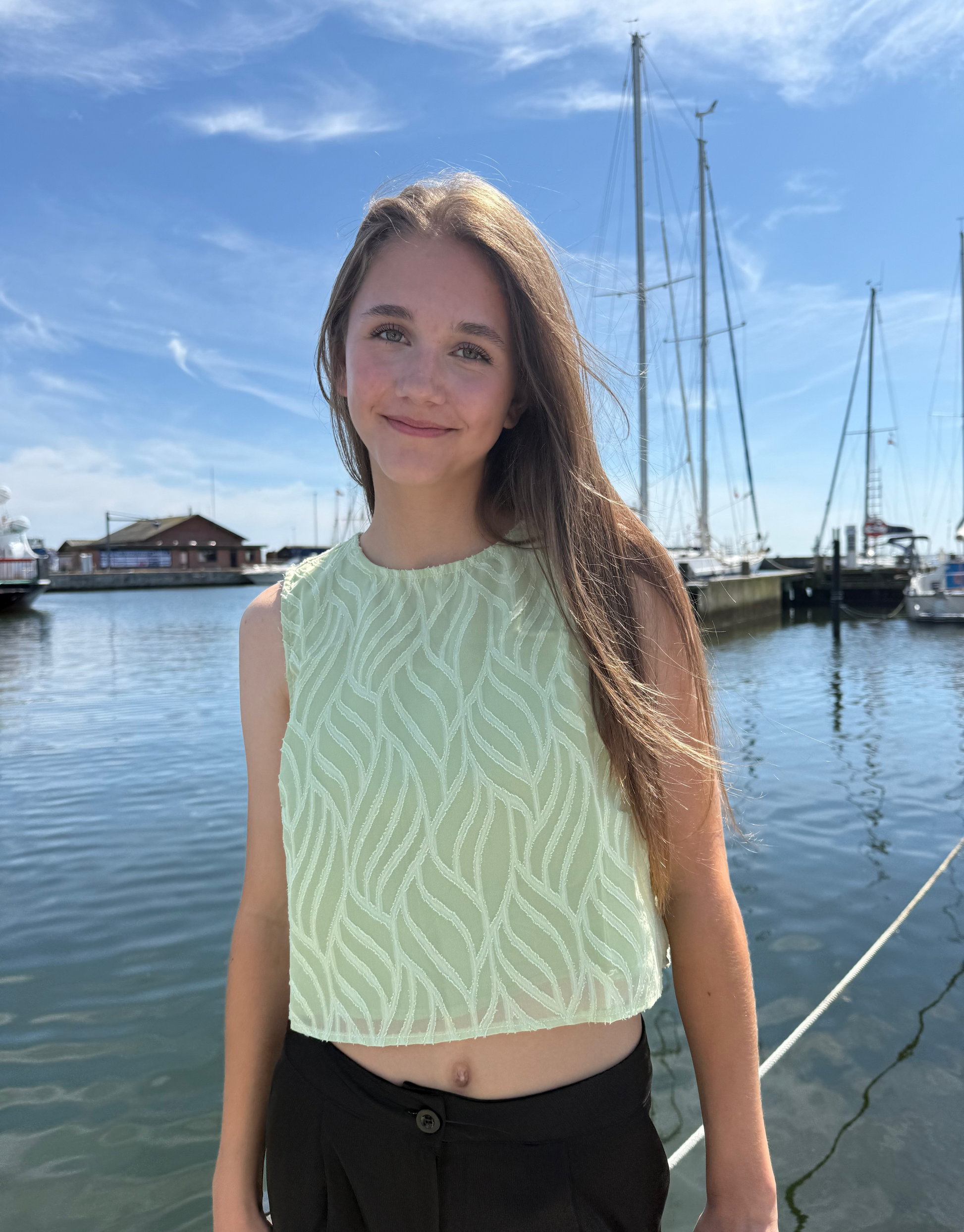 Smuk top i grøn med binde-detaljer på ryggen.