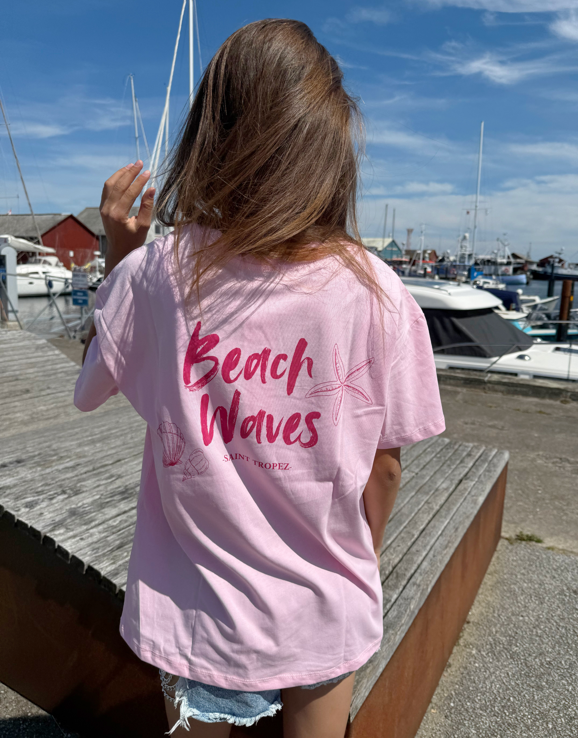 Skøn oversized t-shirt i 100% bomuld med strand vibes print.