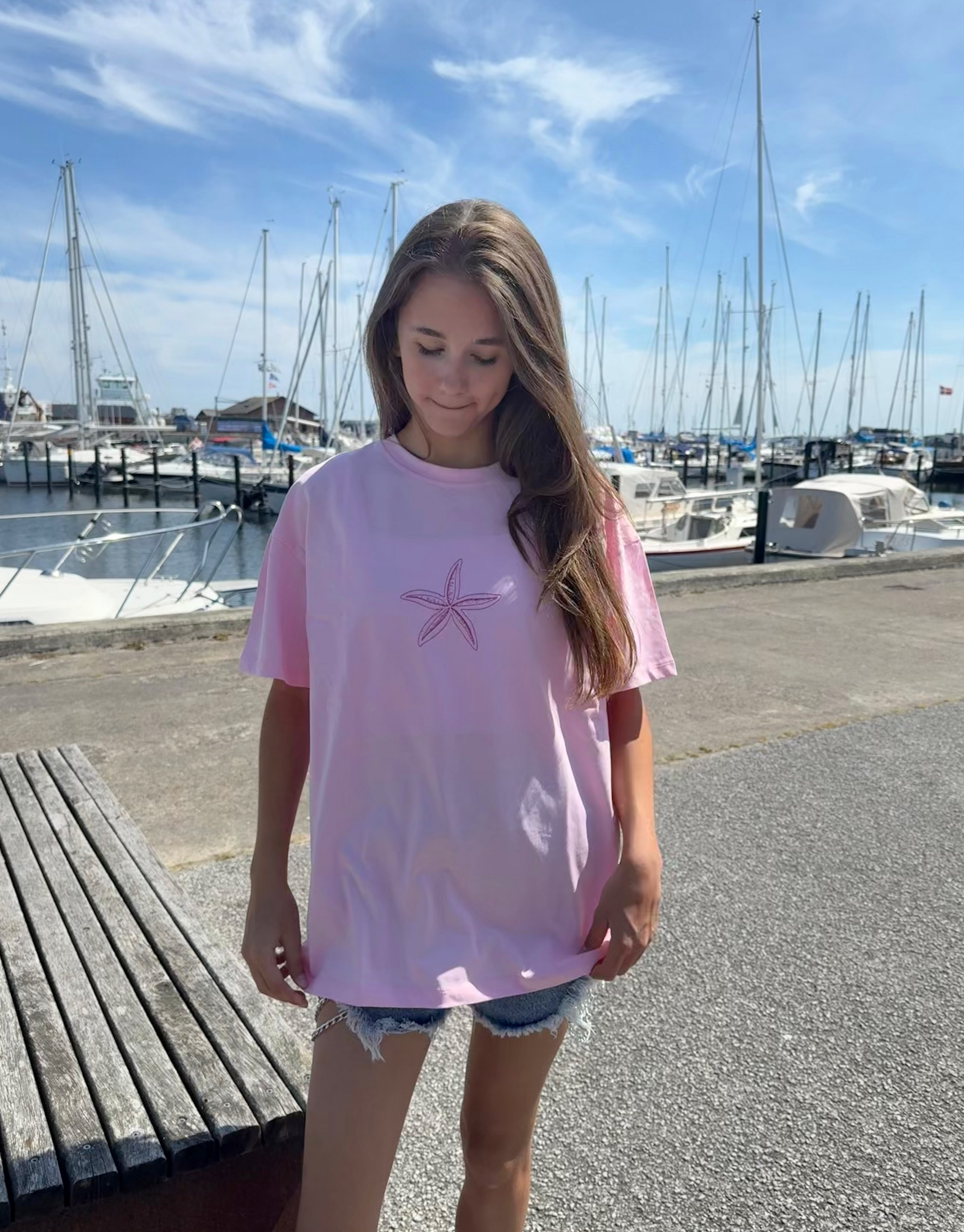 Skøn oversized t-shirt i 100% bomuld med strand vibes print.