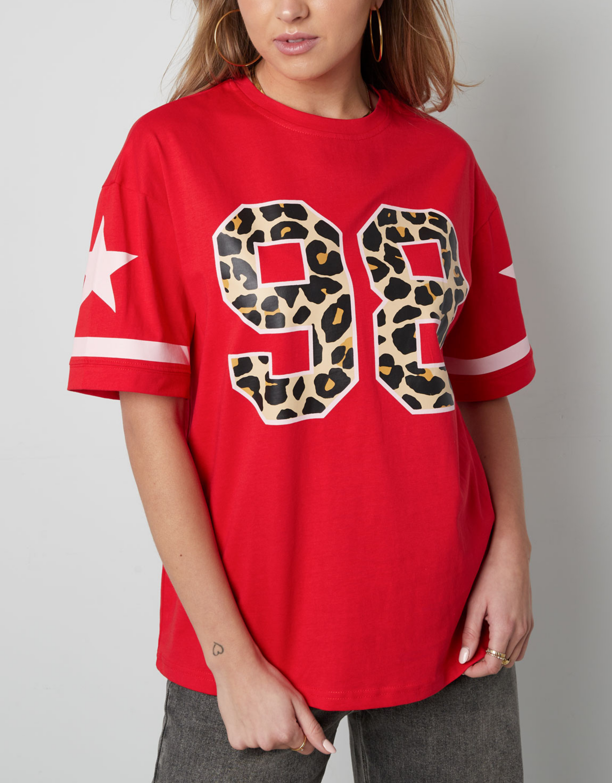 Skøn oversized t-shirt i rød med leopard print stjerner på ærmet.