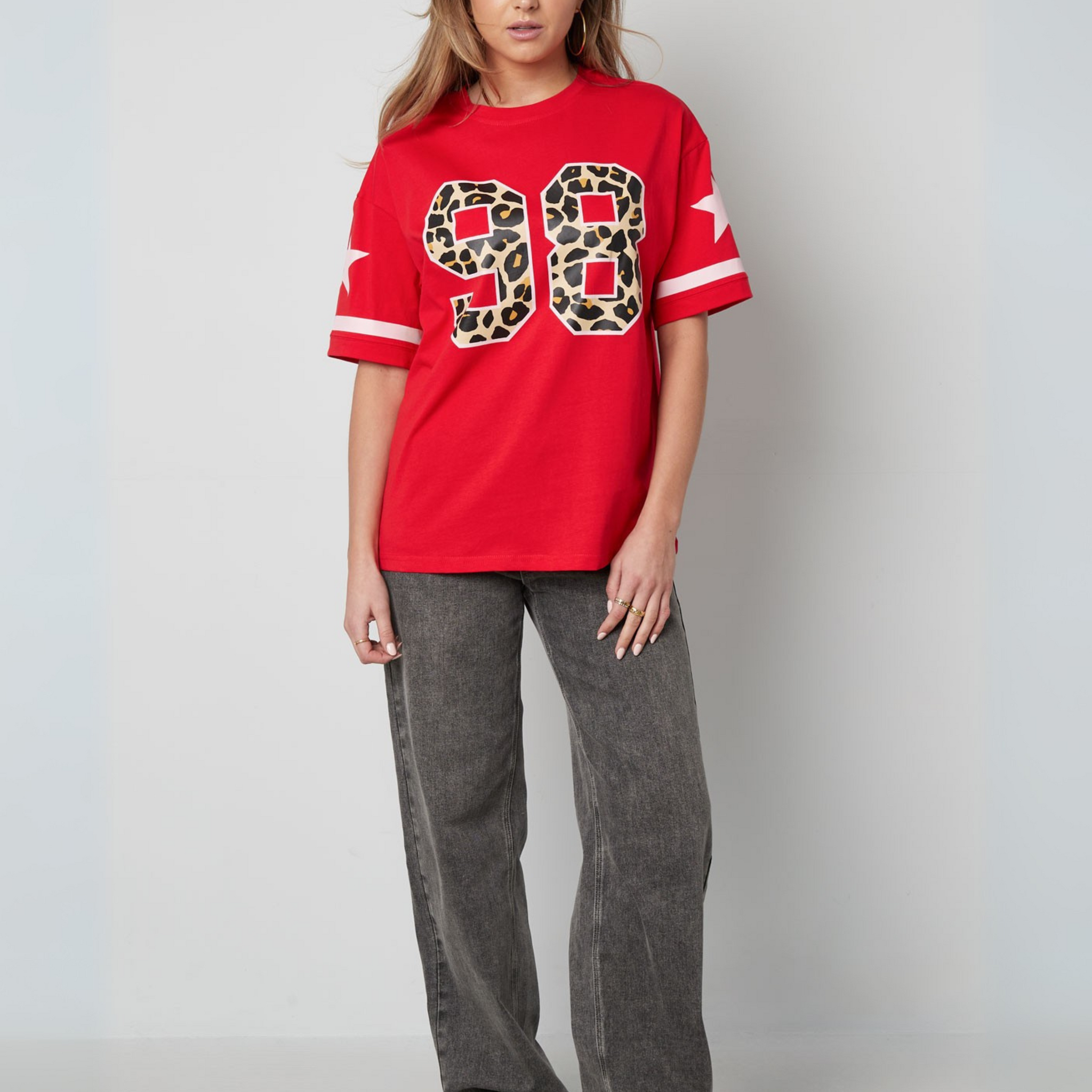 Skøn oversized t-shirt i rød med leopard print stjerner på ærmet.