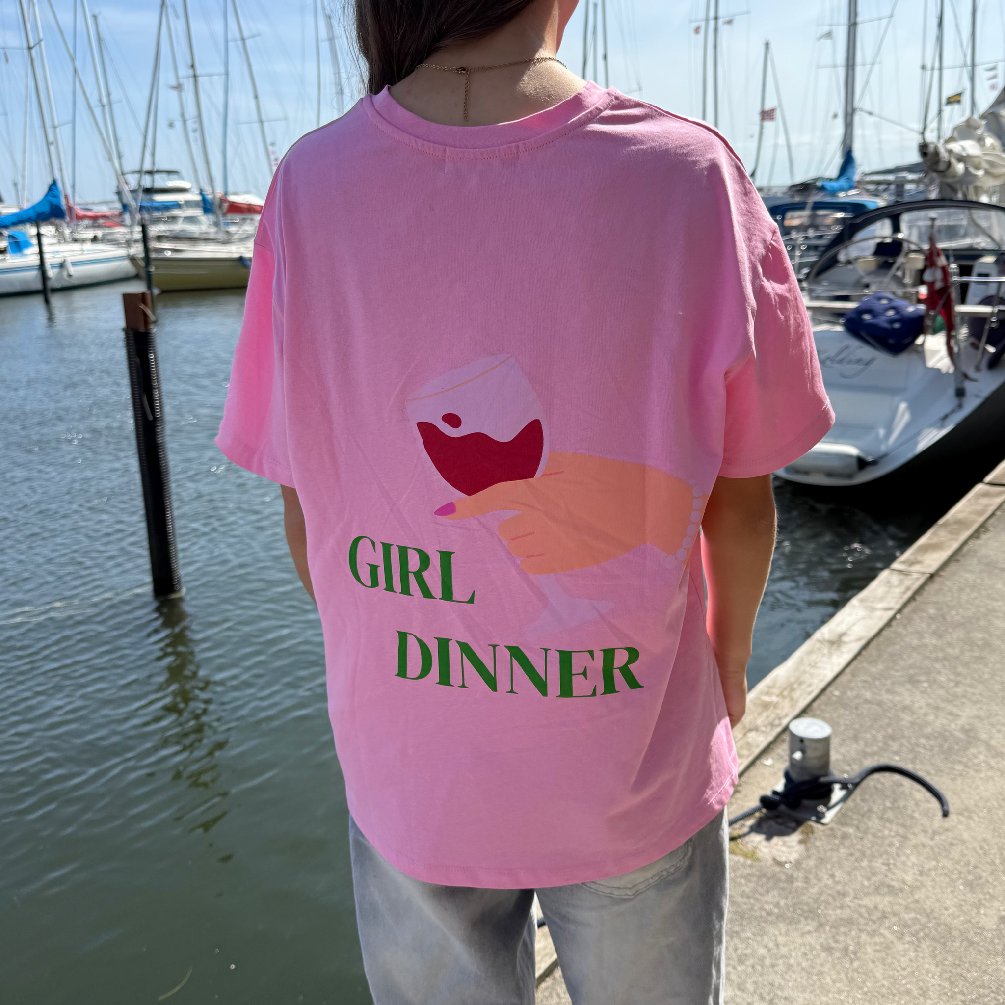 Skøn oversized t-shirt i lyserød med Giiiirl diinner print bagpå.

