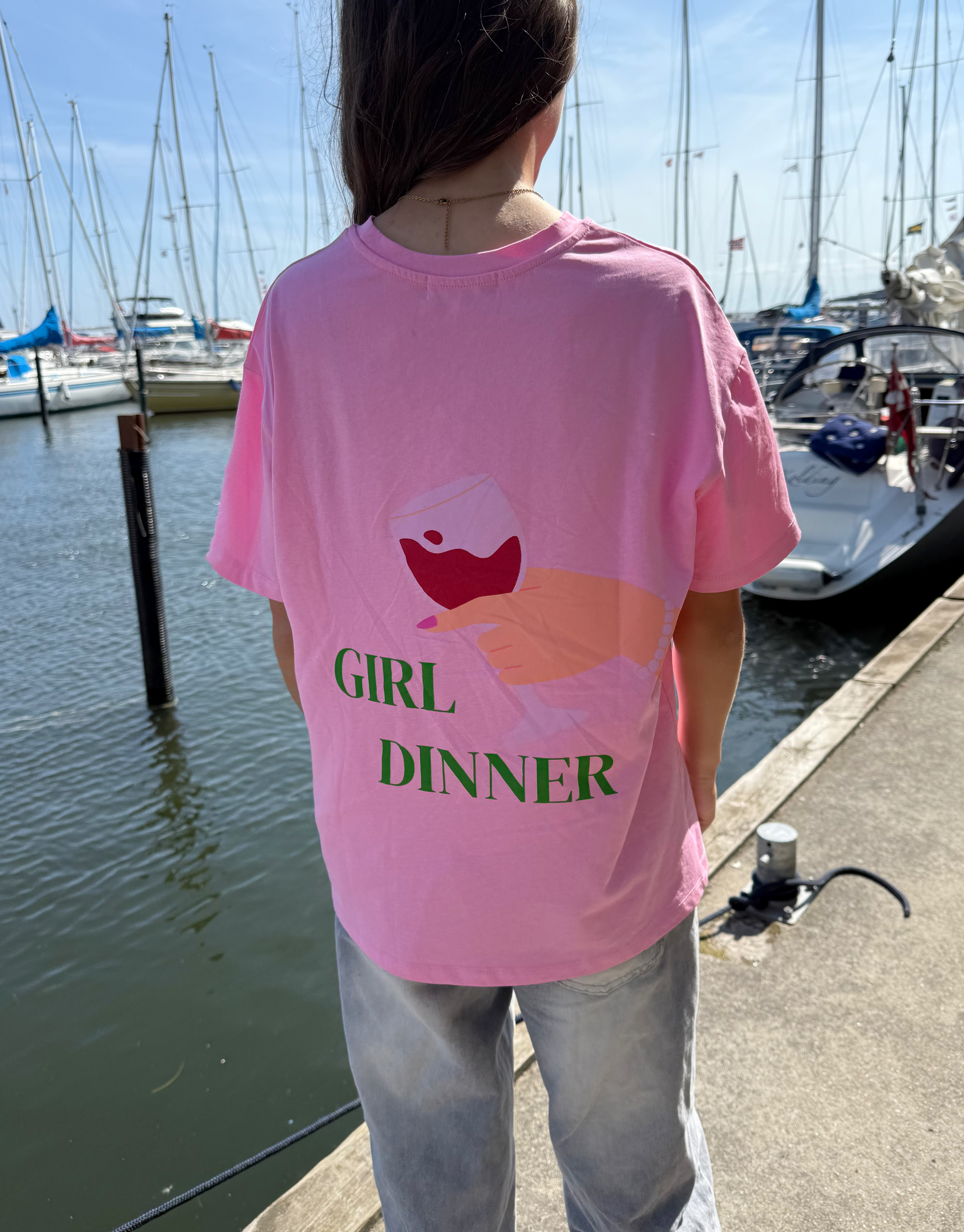 Skøn oversized t-shirt i lyserød med Giiiirl diinner print bagpå.
