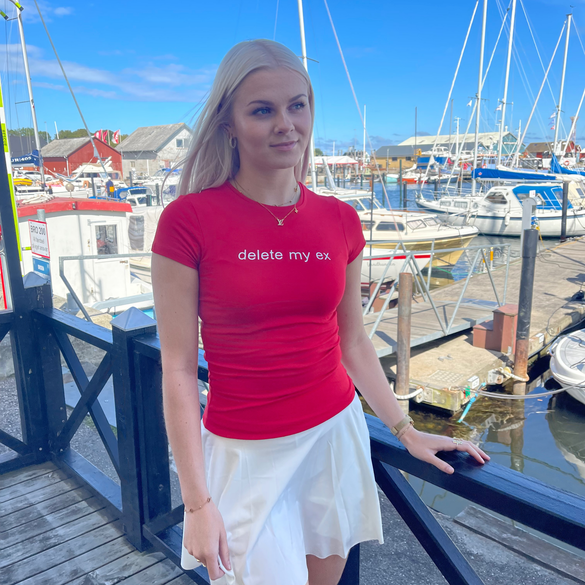 Rød t-shirt med teksten ''Delete my ex''.