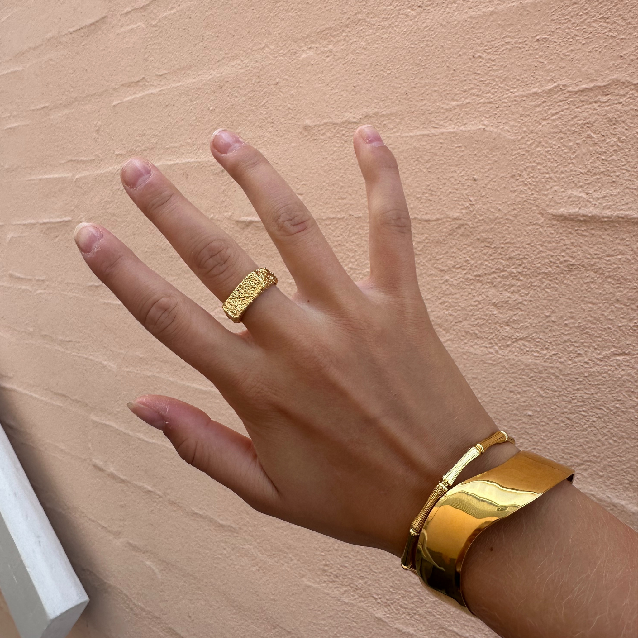 Smuk ring i abstrakt og chunky design.