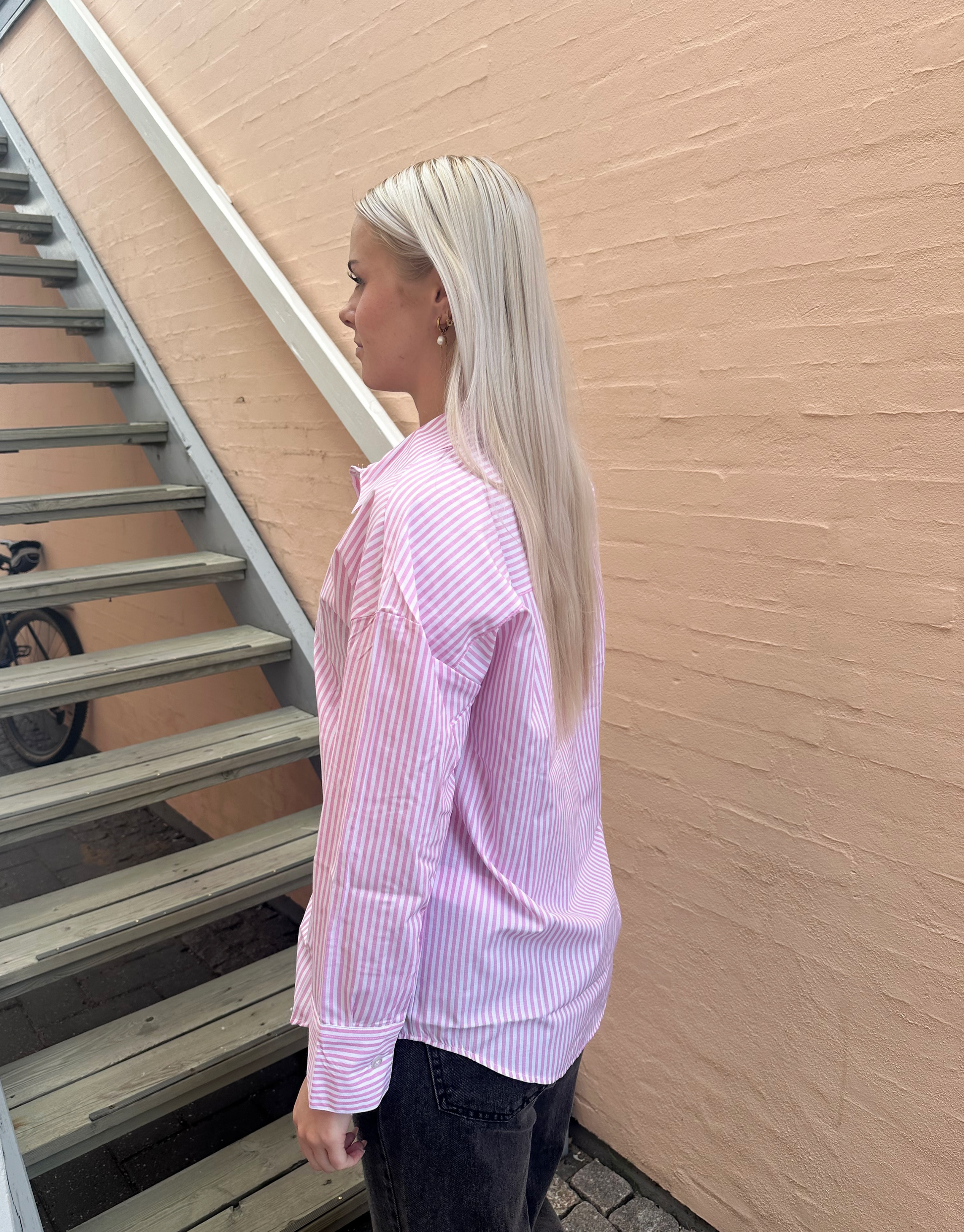 Smuk stribet skjorte i lyserød.