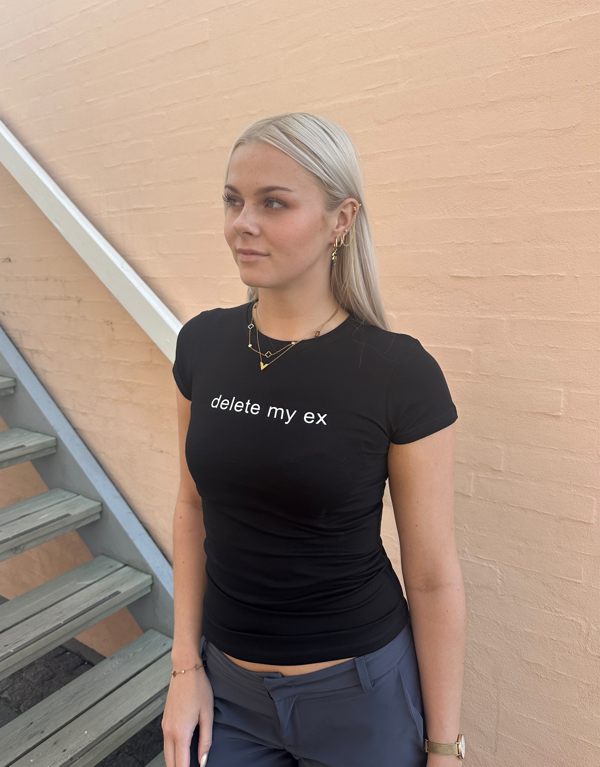 Sort t-shirt med teksten ''Delete my ex''.