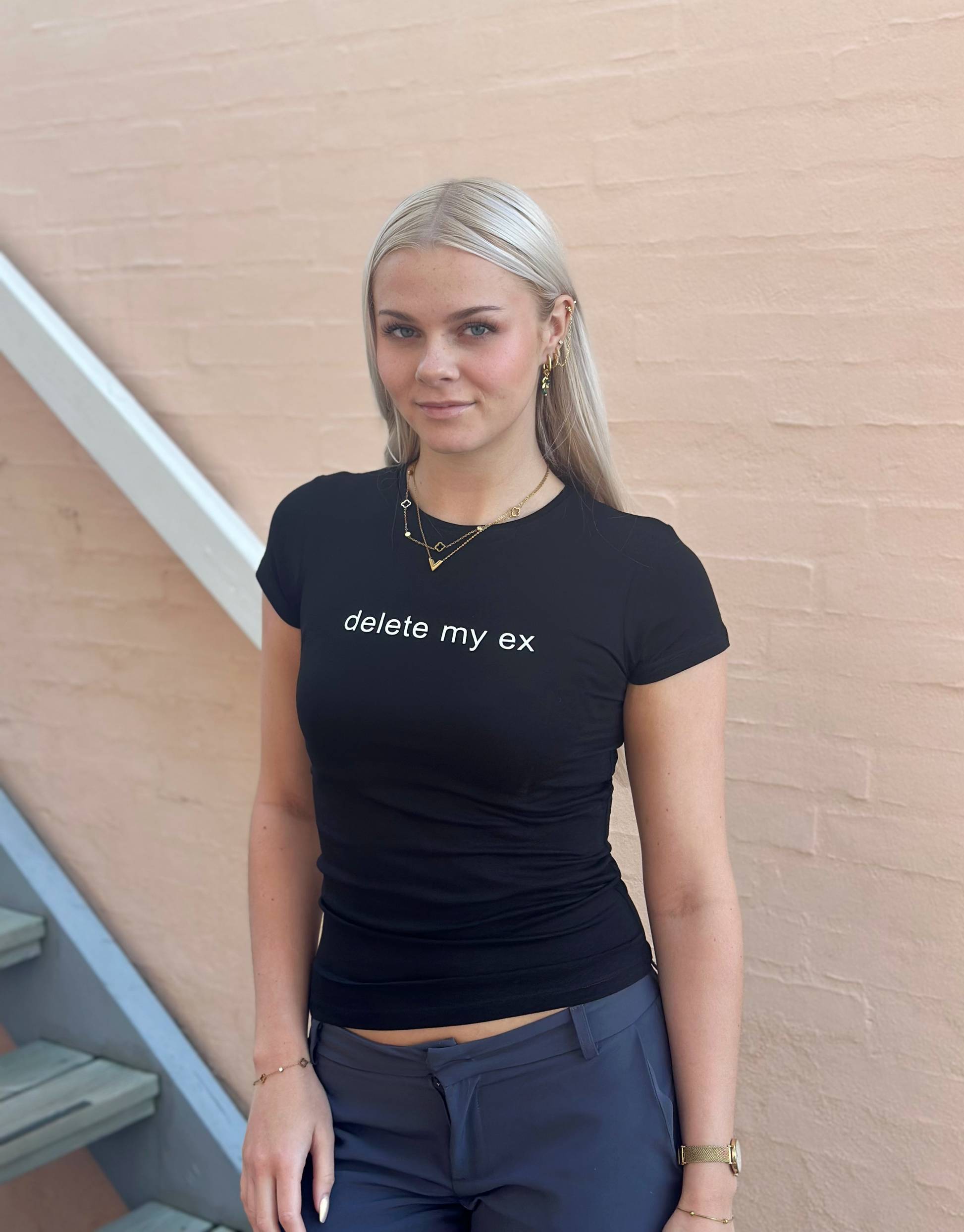 Sort t-shirt med teksten ''Delete my ex''.