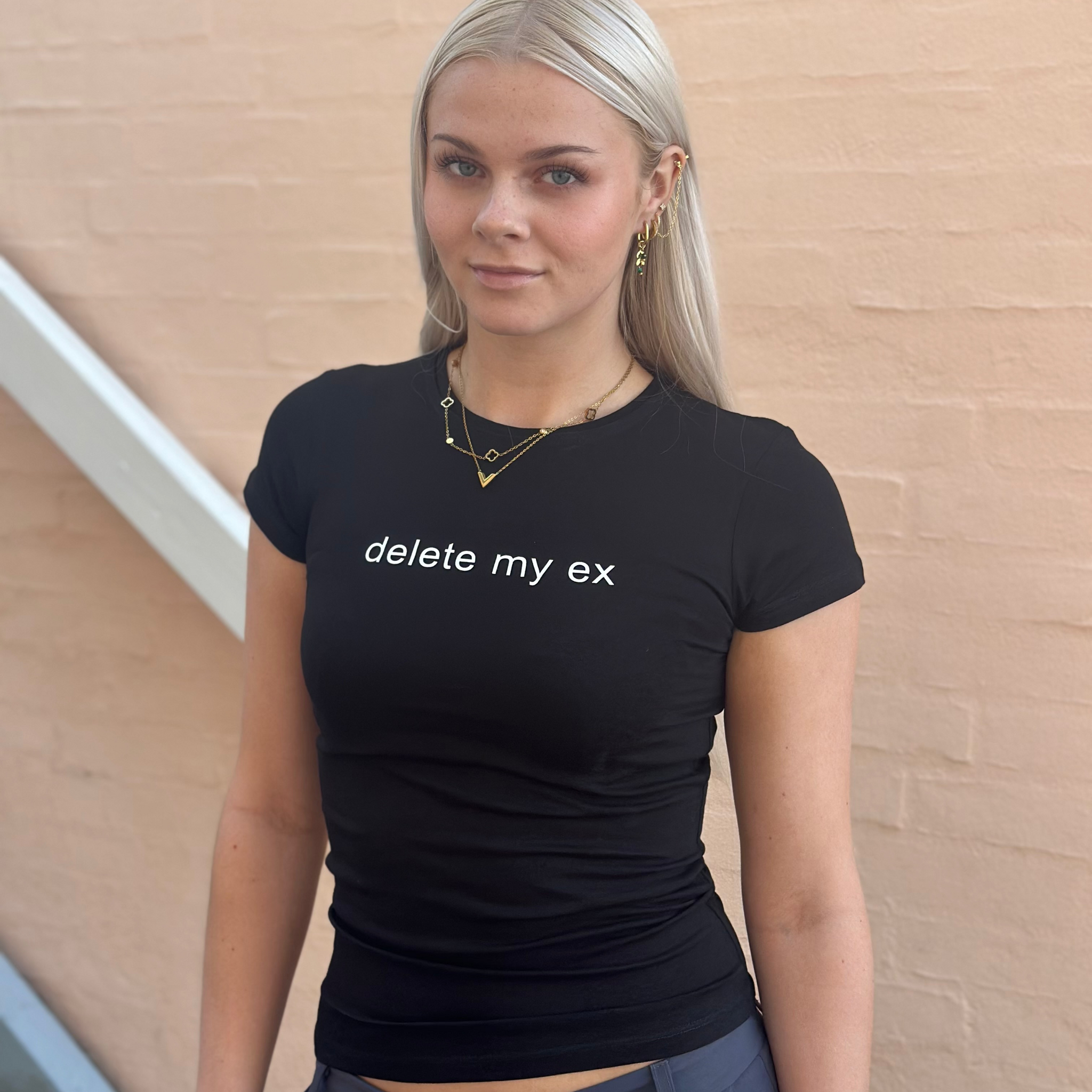 Sort t-shirt med teksten ''Delete my ex''.