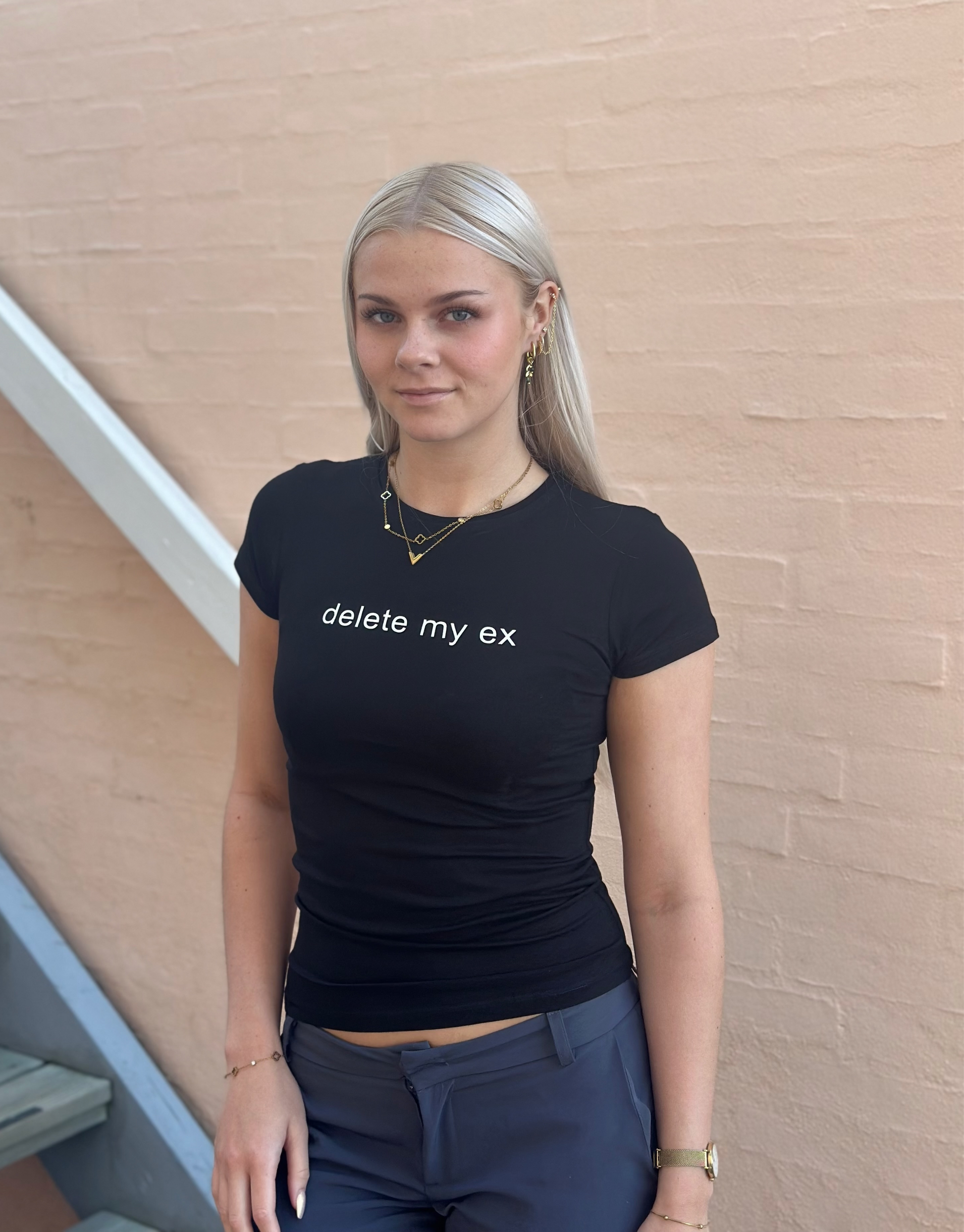 Sort t-shirt med teksten ''Delete my ex''.