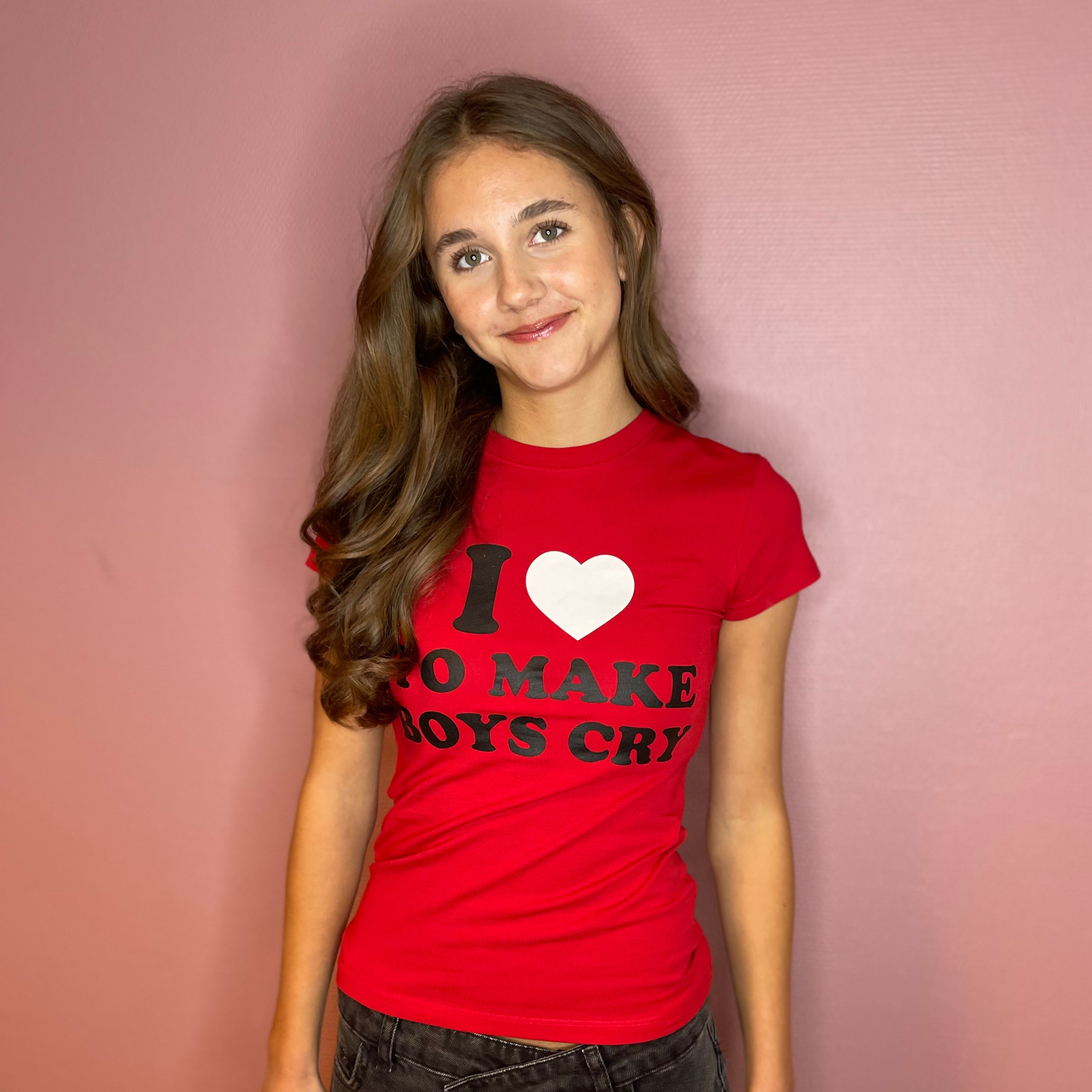 Rød t-shirt med teksten ''I love to make boys cry''.