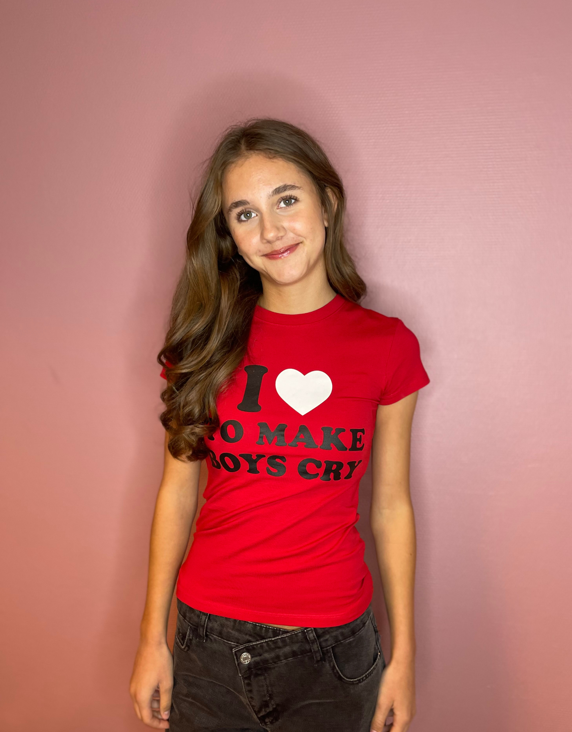 Rød t-shirt med teksten ''I love to make boys cry''.