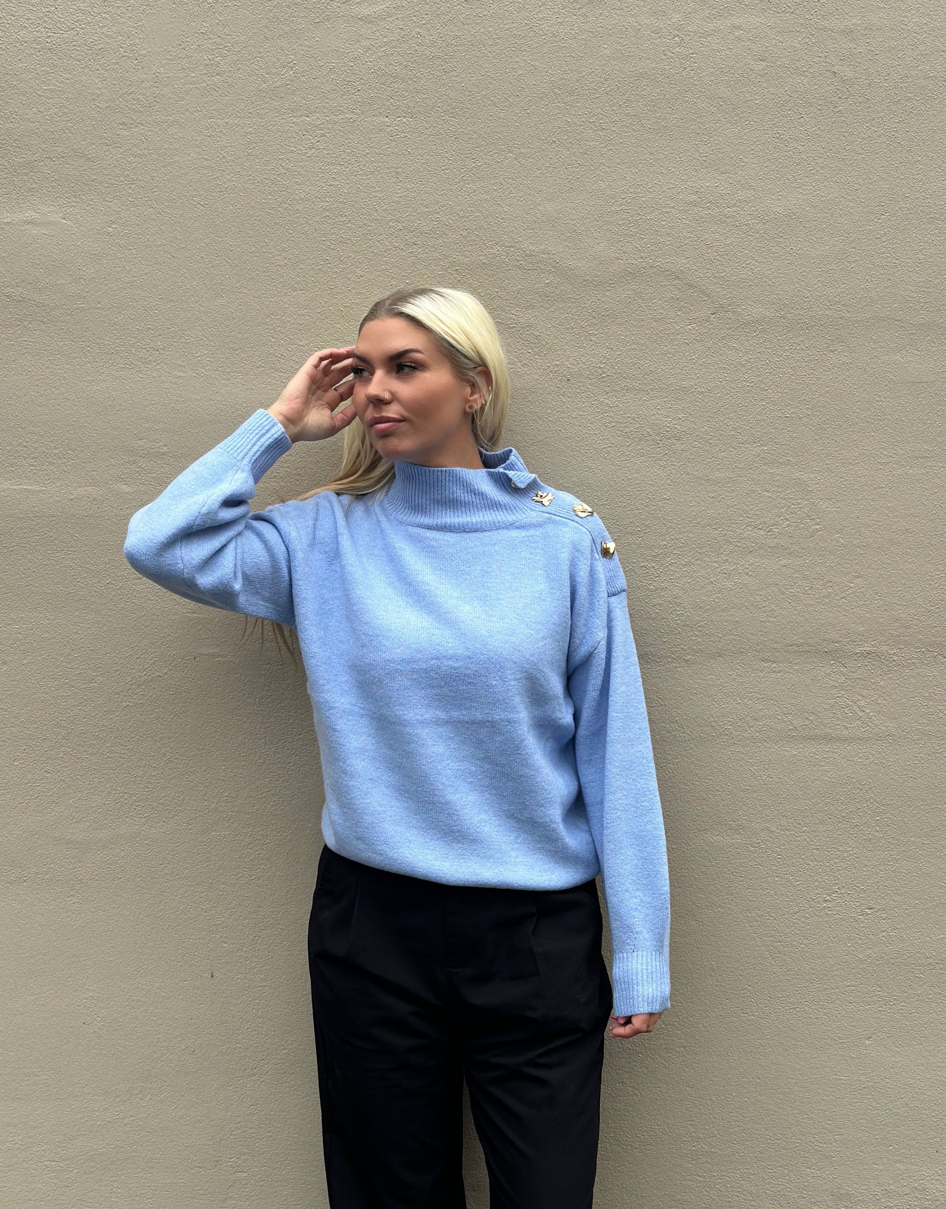 Lækker varm strik i den flotteste lyseblå farve med guld detaljer ved halsen.