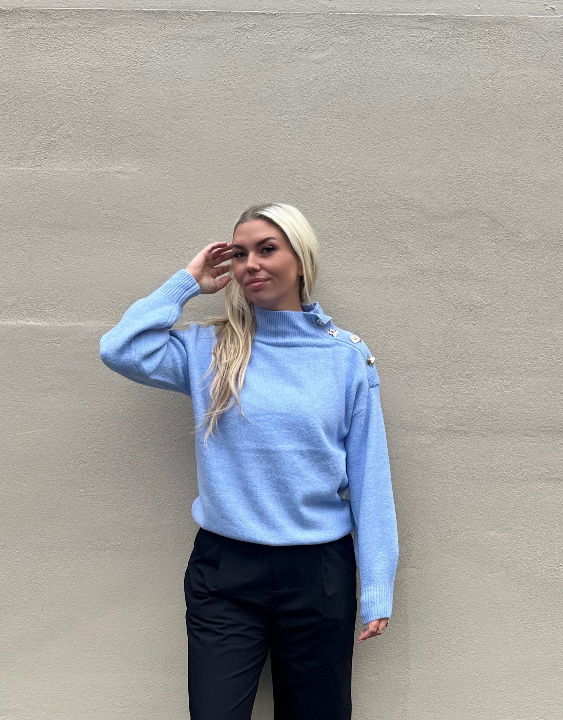 Lækker varm strik i den flotteste lyseblå farve med guld detaljer ved halsen.