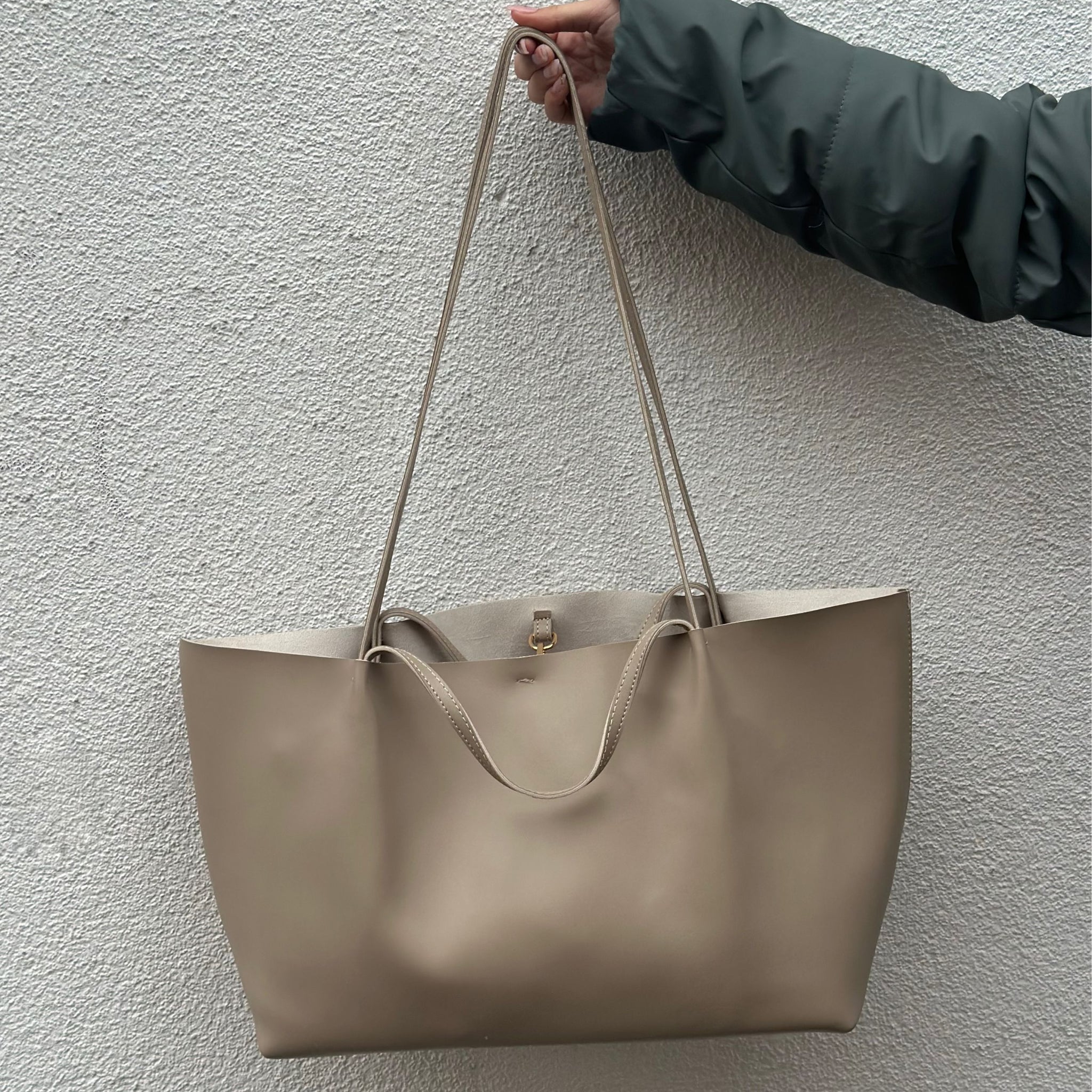 Den smukke Maya taske i beige er den perfekte hverdagstaske, da den både kan bruges til skolebrug samt indeholde alt det nødvendige.