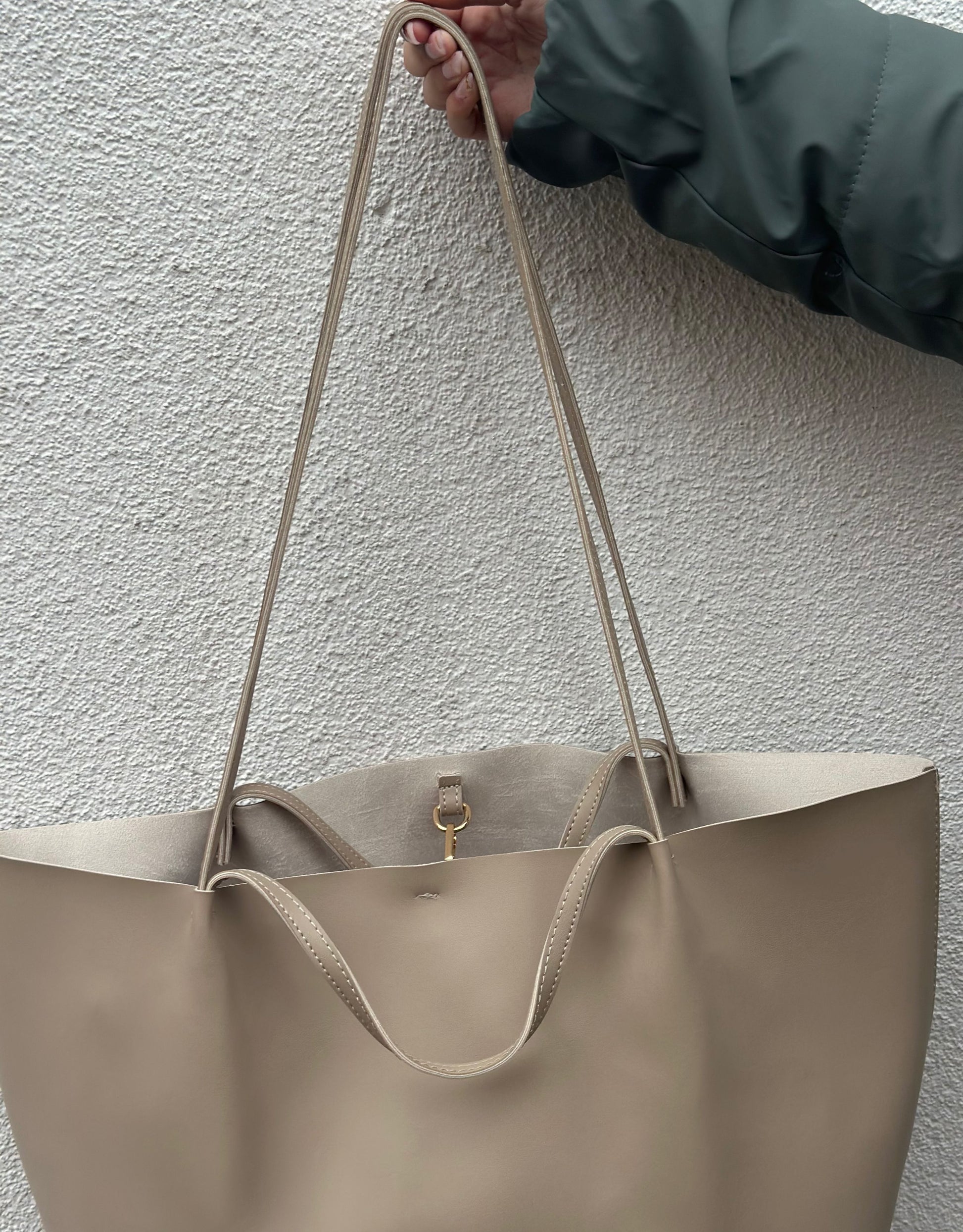 Den smukke Maya taske i beige er den perfekte hverdagstaske, da den både kan bruges til skolebrug samt indeholde alt det nødvendige.