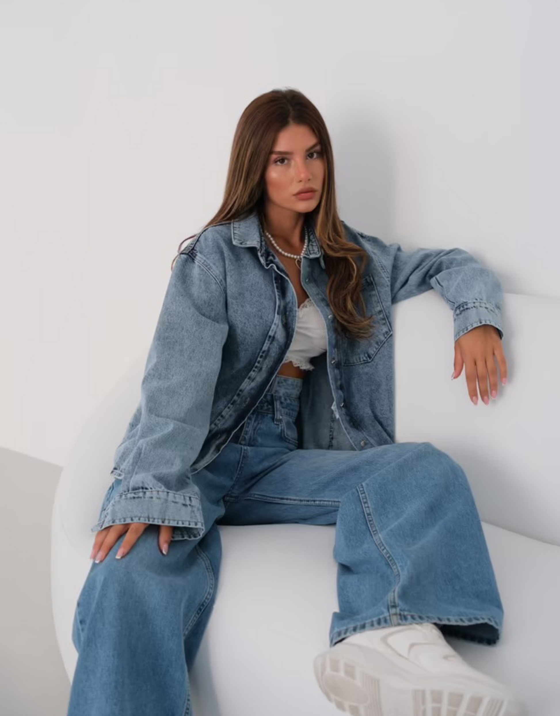 Skøn denim jakke i oversized look med bryst lomme og knapper. 