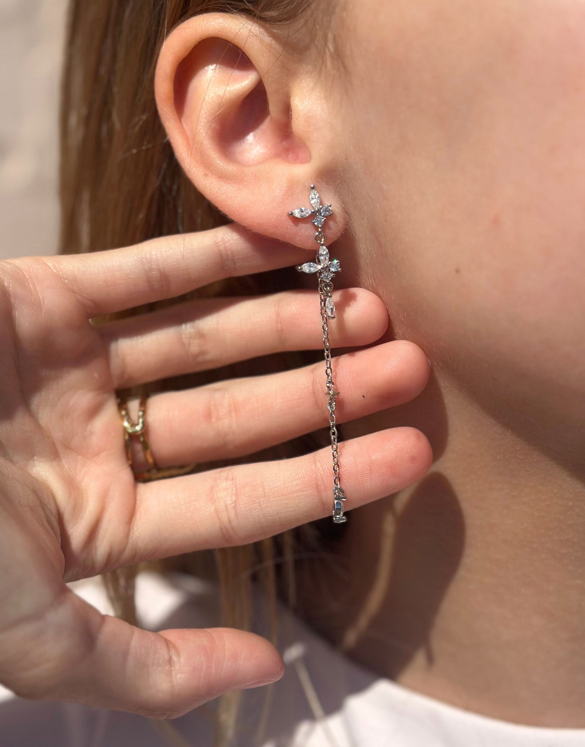 Trendy øreringe i langt design fyldt med zircon sten <3