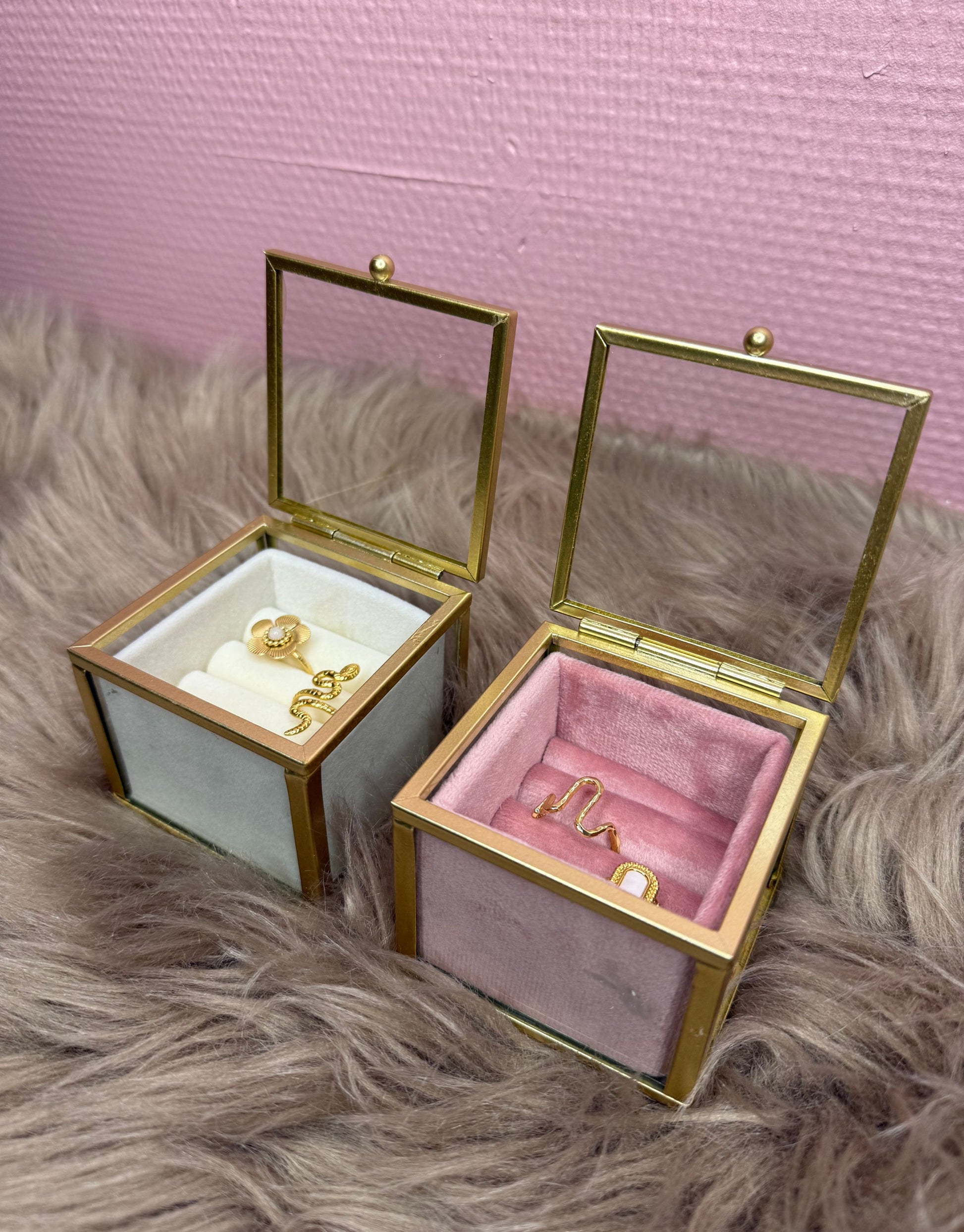 Sødt lille smykkeskrin i beige velour med guldkanter og glas