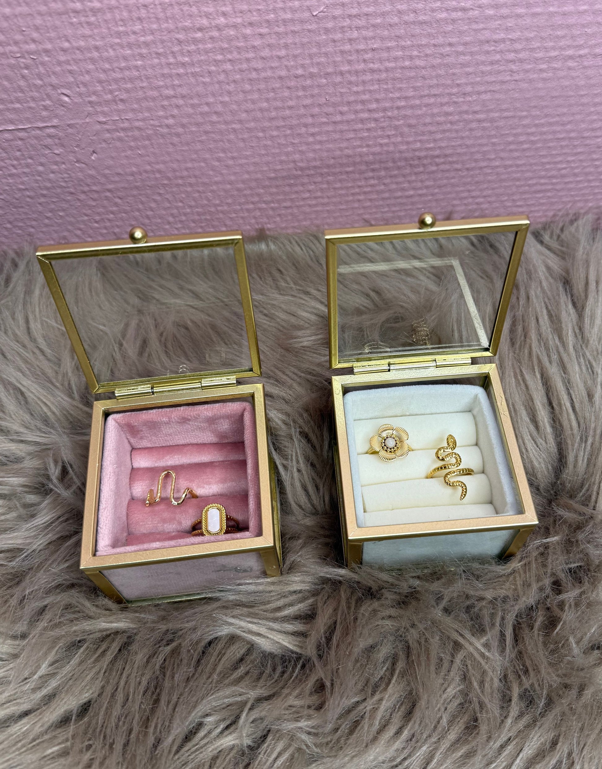 Sødt lille smykkeskrin i beige velour med guldkanter og glas