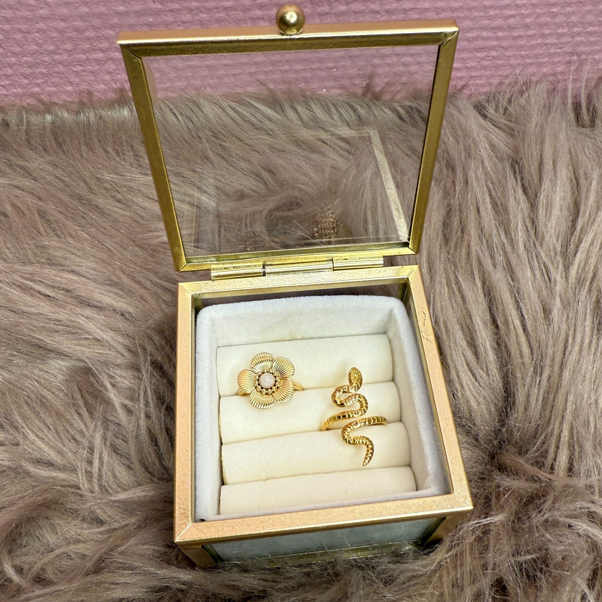 Sødt lille smykkeskrin i beige velour med guldkanter og glas
