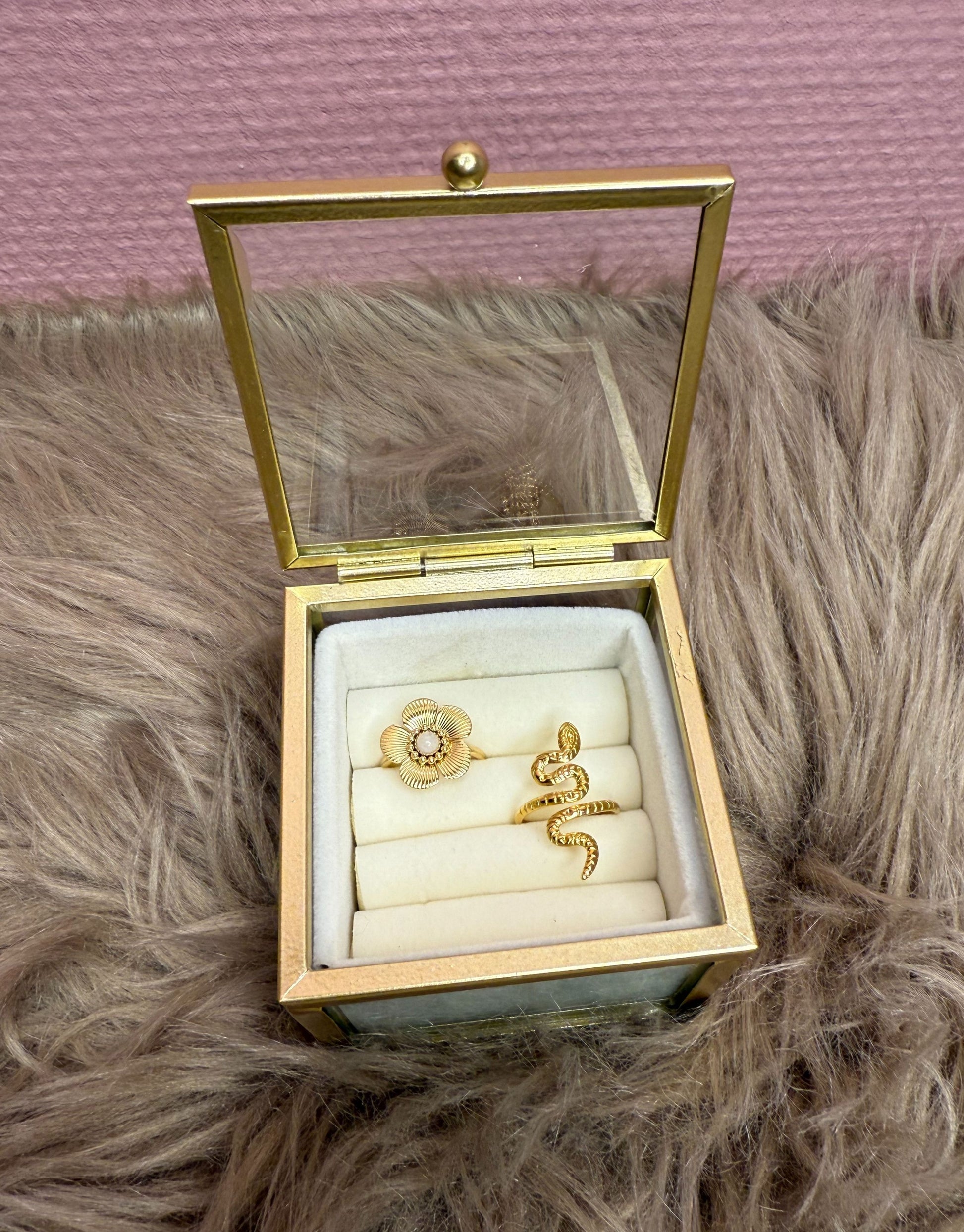 Sødt lille smykkeskrin i beige velour med guldkanter og glas