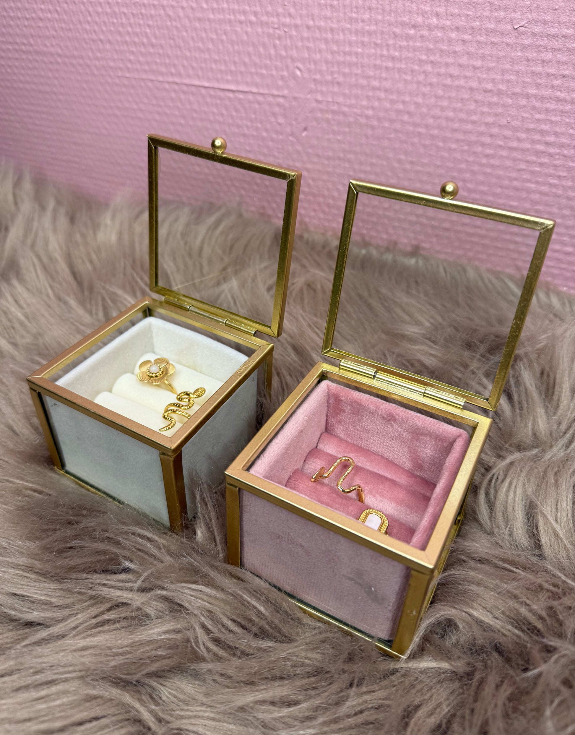 Sødt lille smykkeskrin i beige velour med guldkanter og glas.

Perfekt til ringe eller ørestikkere.