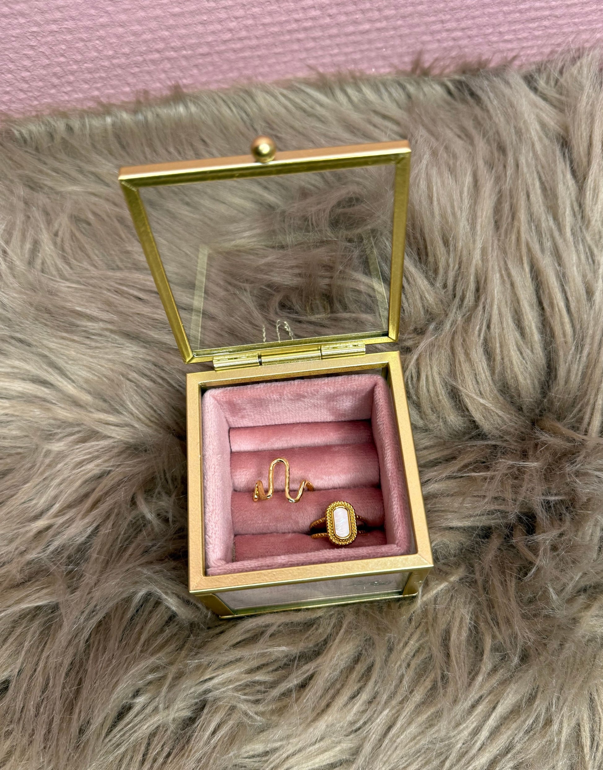 Sødt lille smykkeskrin i beige velour med guldkanter og glas.

Perfekt til ringe eller ørestikkere.