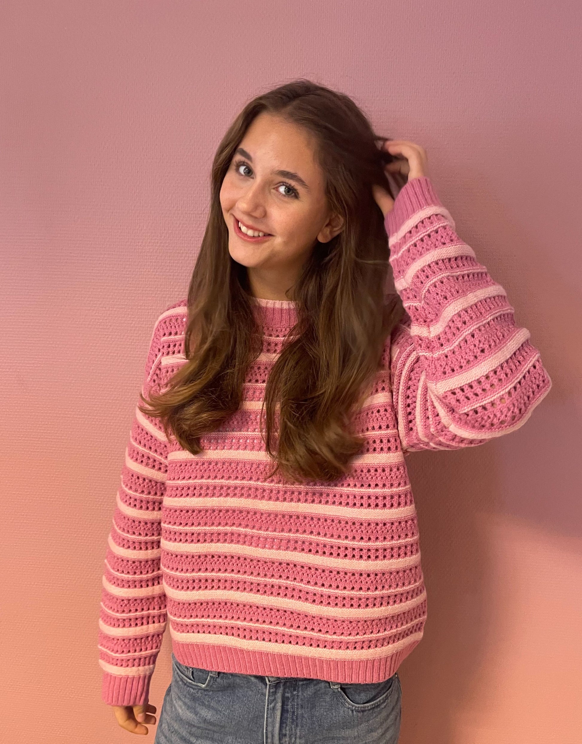 Smuk striktrøje i lyserød med striber.