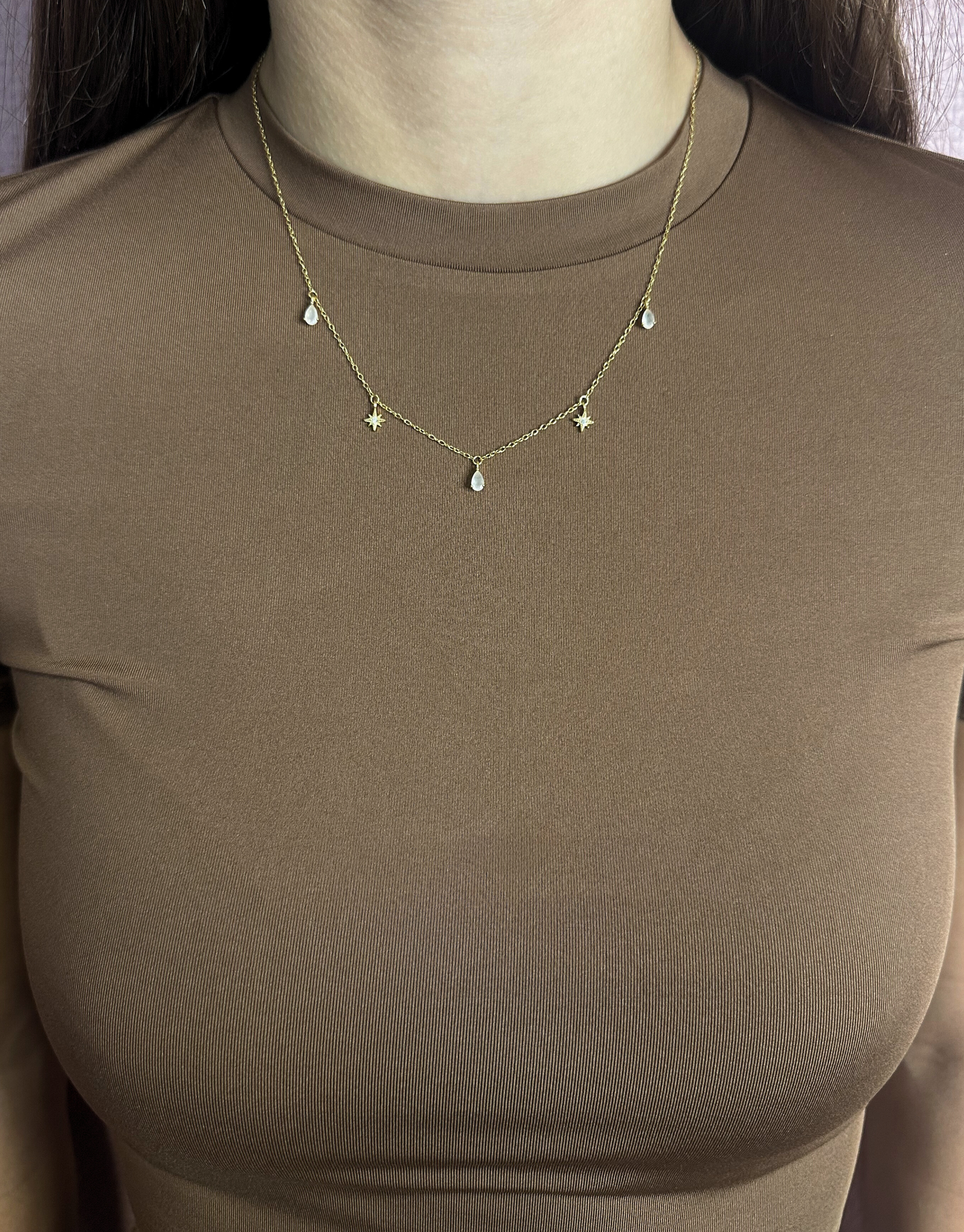 Cornelia halskæde i et elegant look med flotte vedhæng.