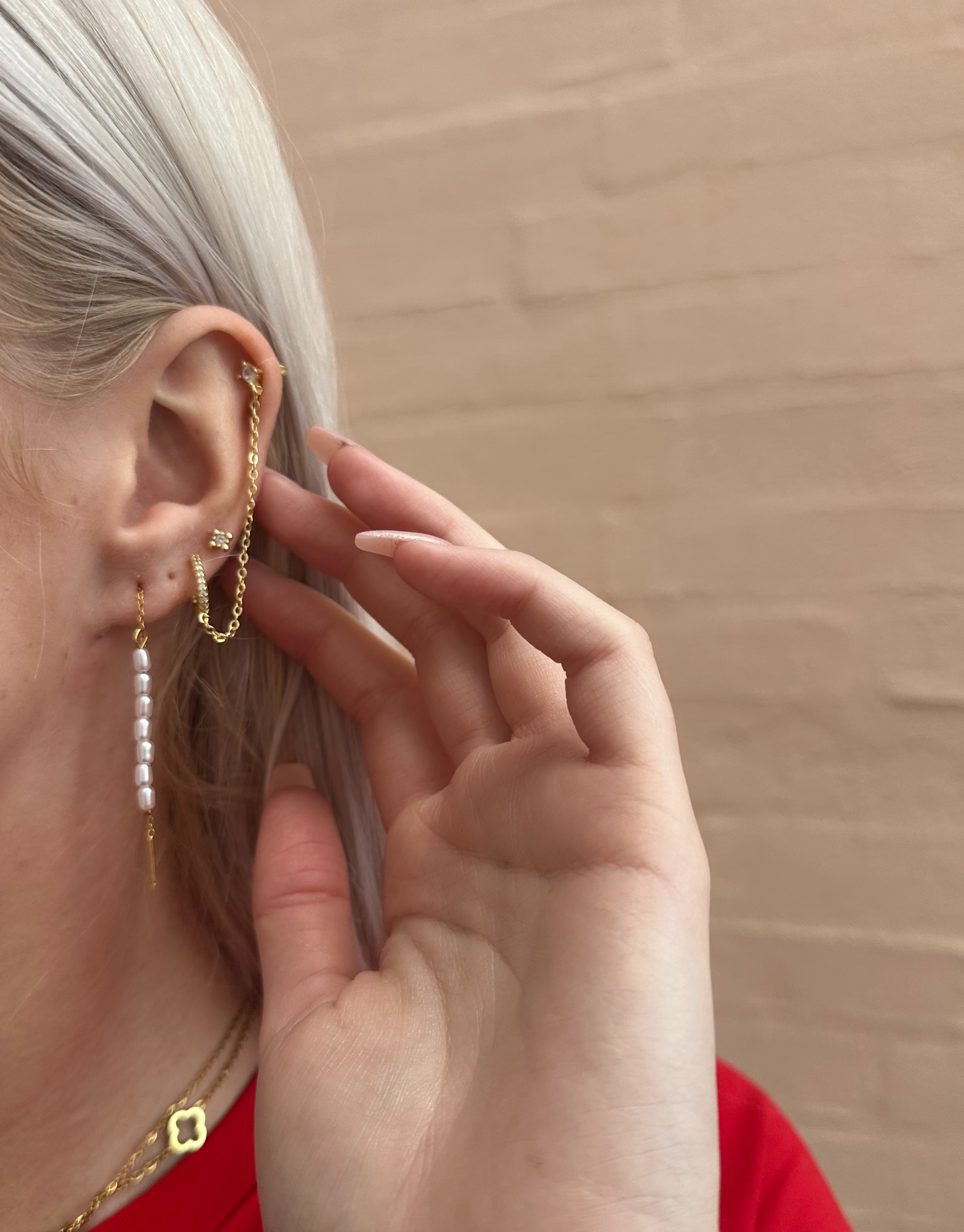 Phoebe drop øreringe i guld med ferskvandsperler.