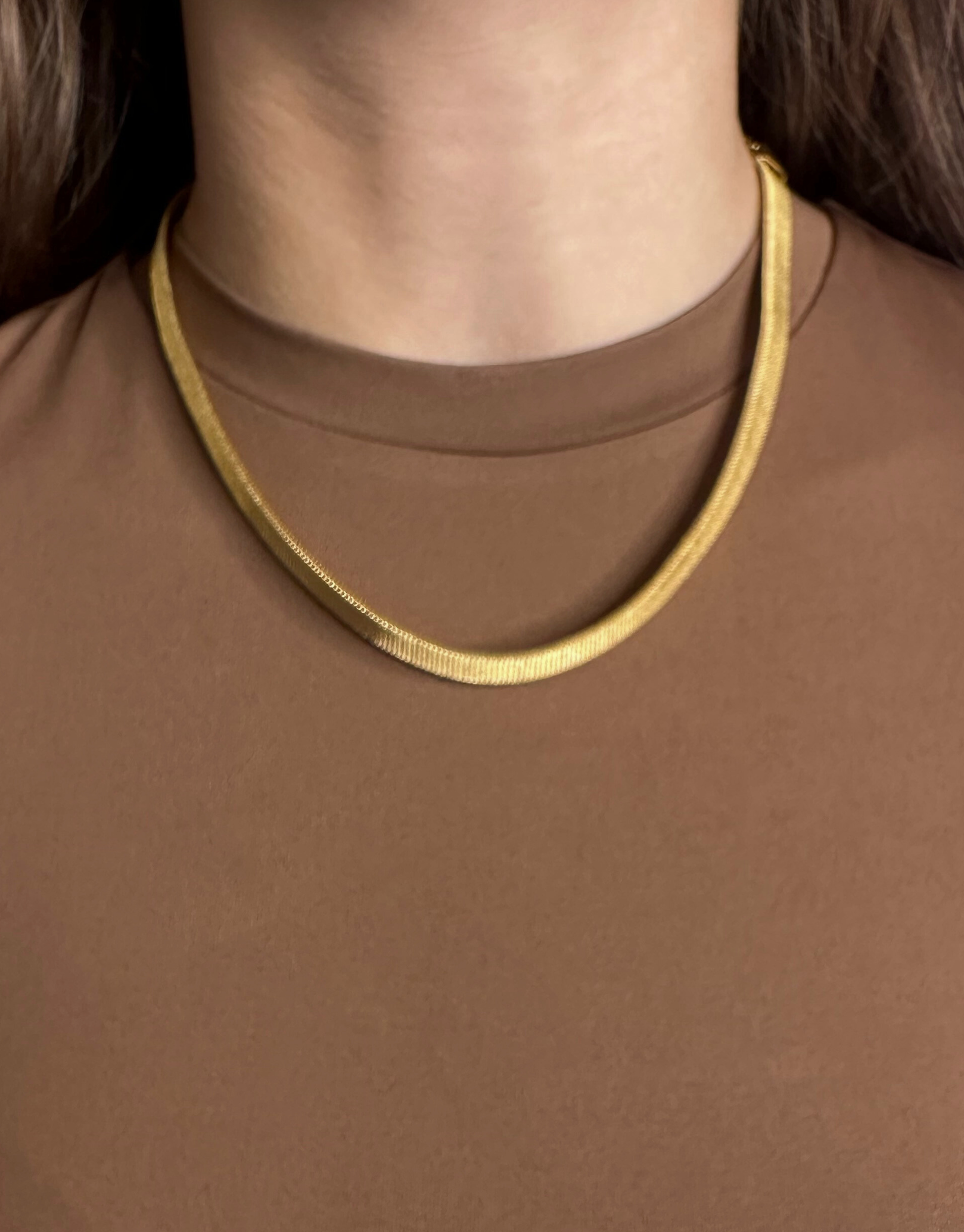 Smukkeste halskæde i fladt og bredt design.
