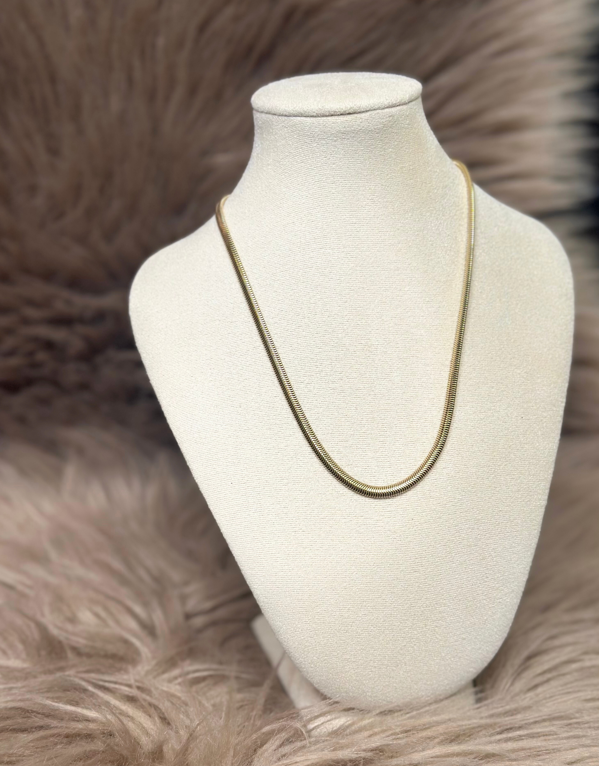 Smuk guld slange halskæde.