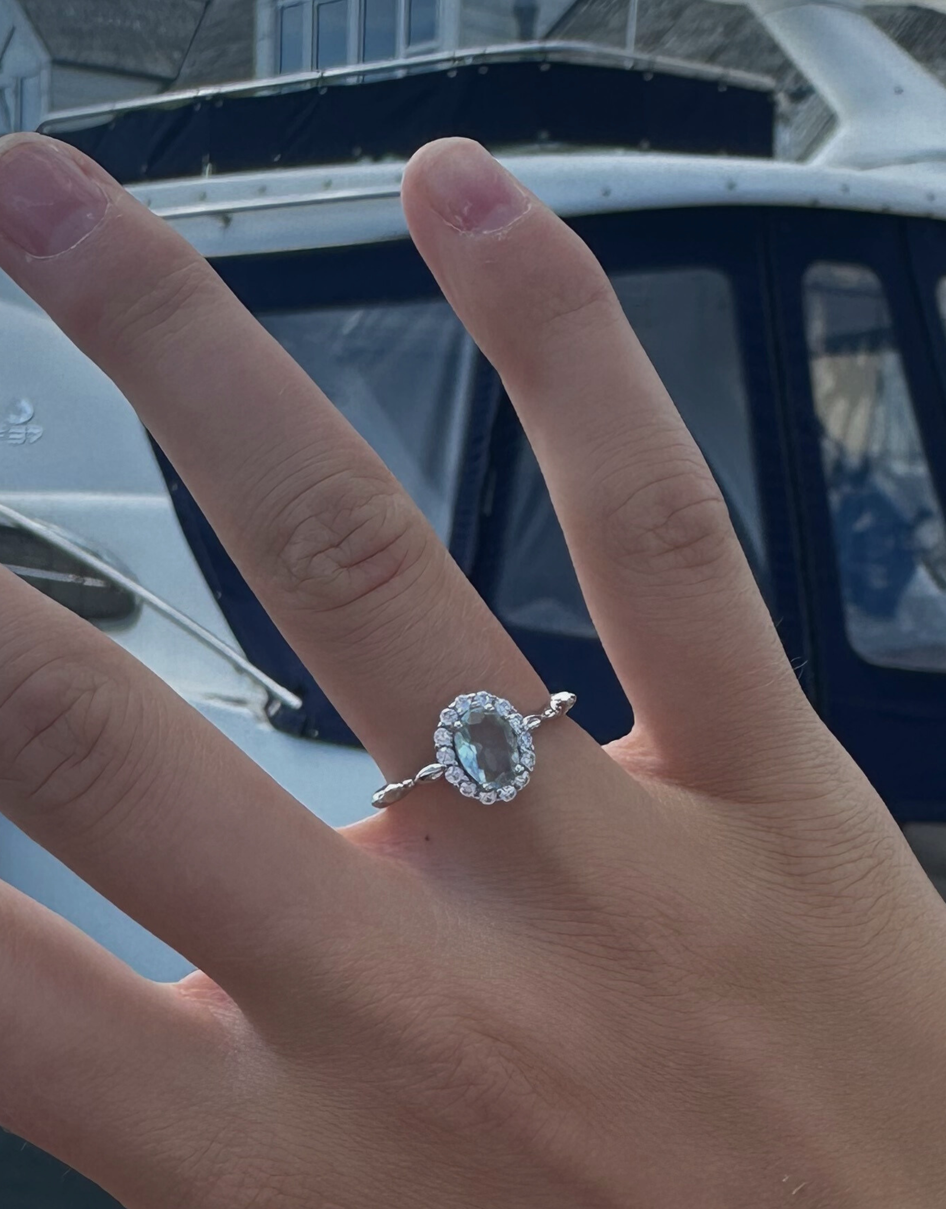 Smuk ring i sølv med lyseblå zircon sten.