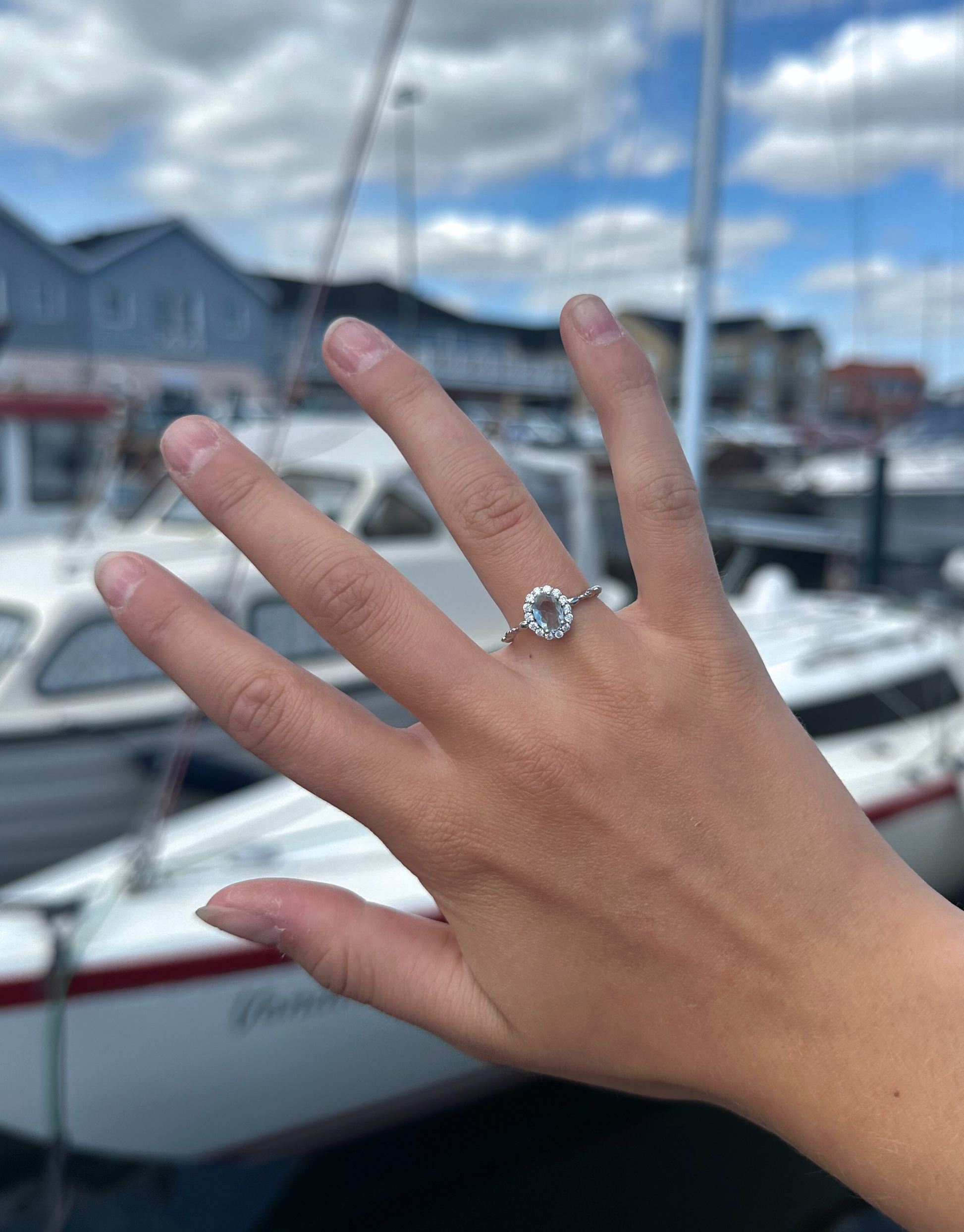 Smuk ring i sølv med lyseblå zircon sten.