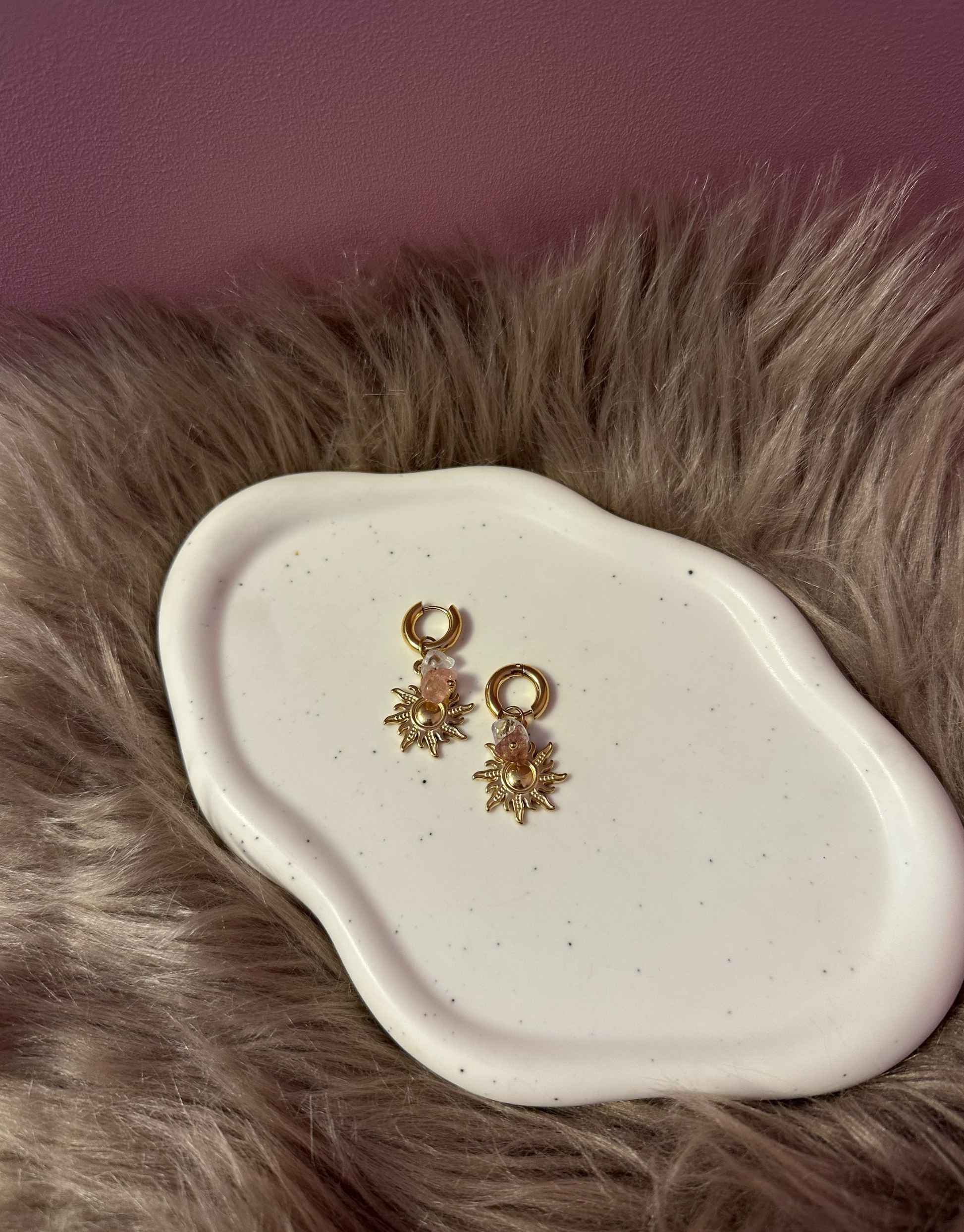 Trendy øreringe i måne design med farvede vedhæng