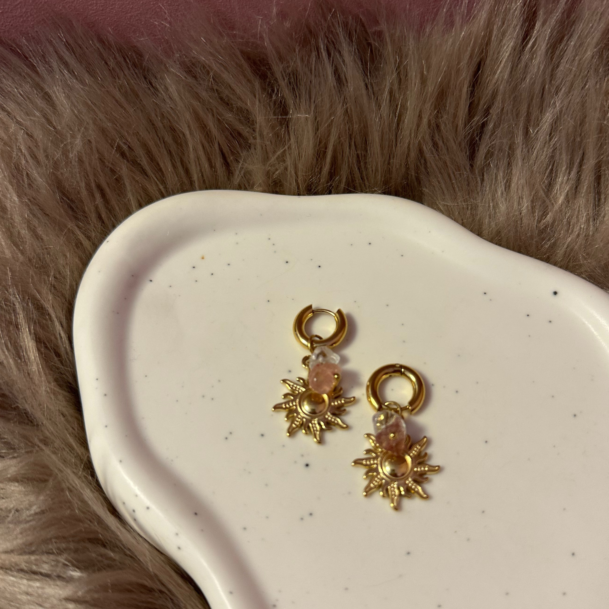 Trendy øreringe i måne design med farvede vedhæng