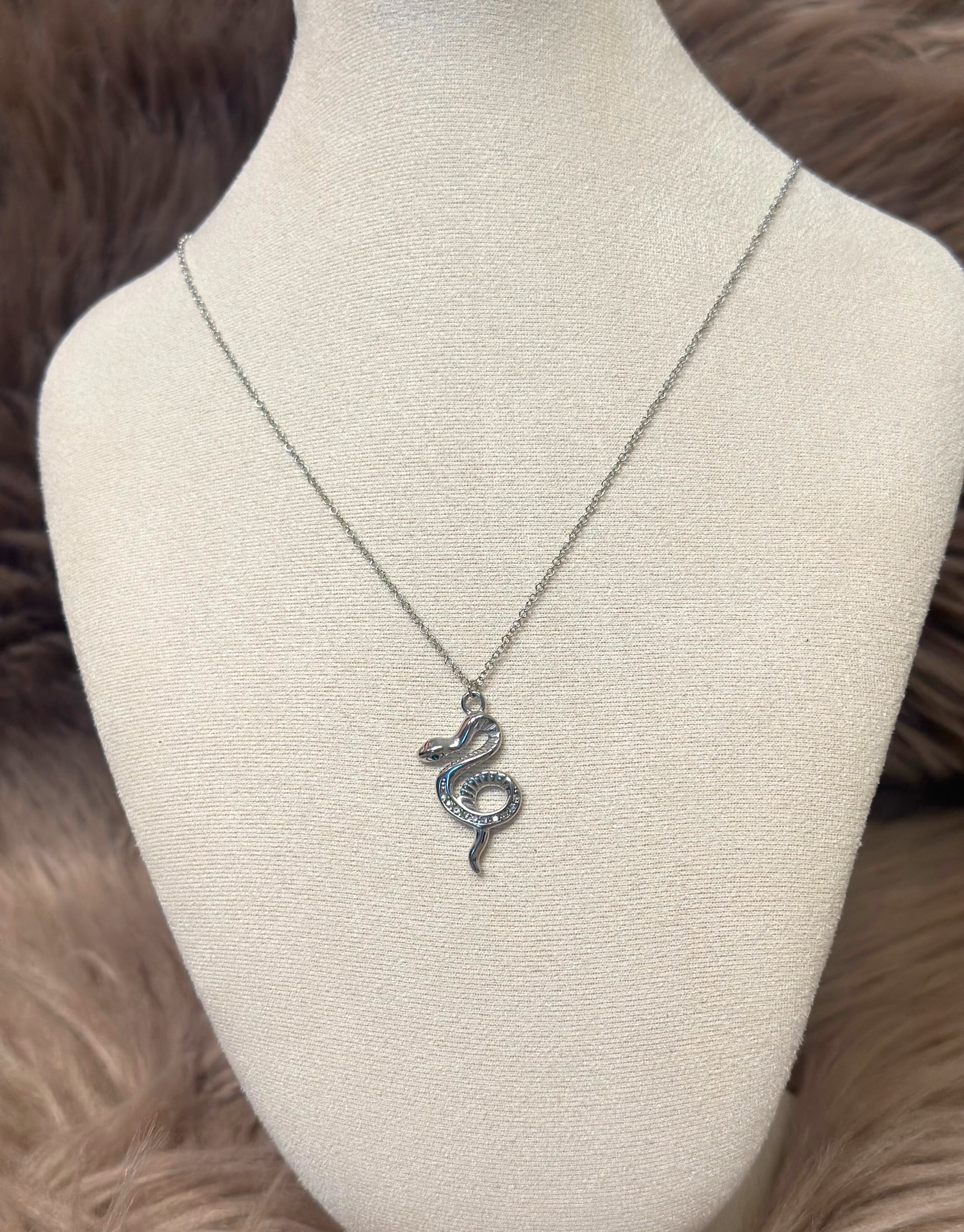 Smuk halskæde med slange.