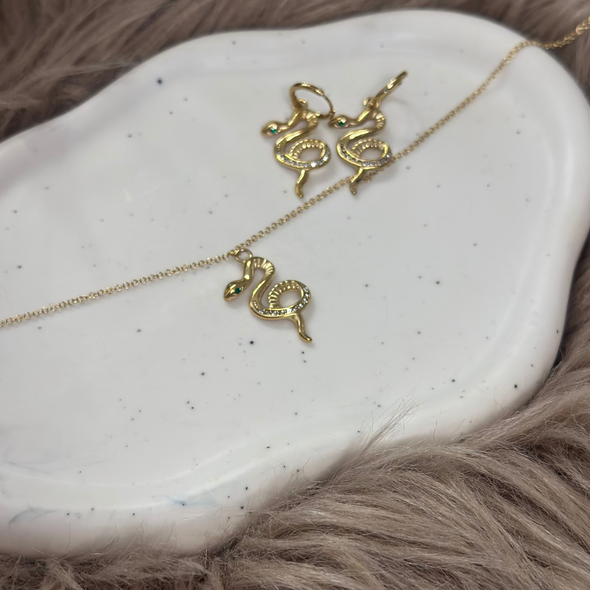 Smuk halskæde med slange.