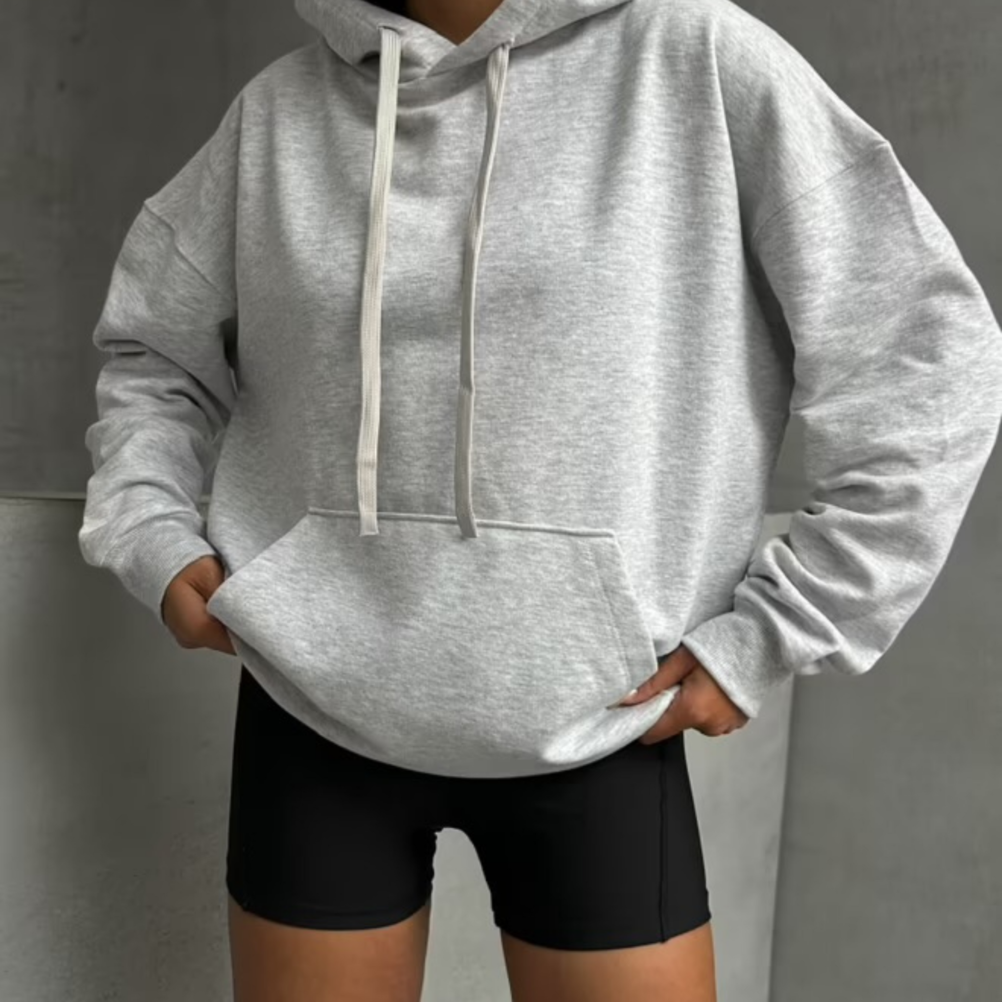 Skøn hoodie i lysegrå i oversized fit.