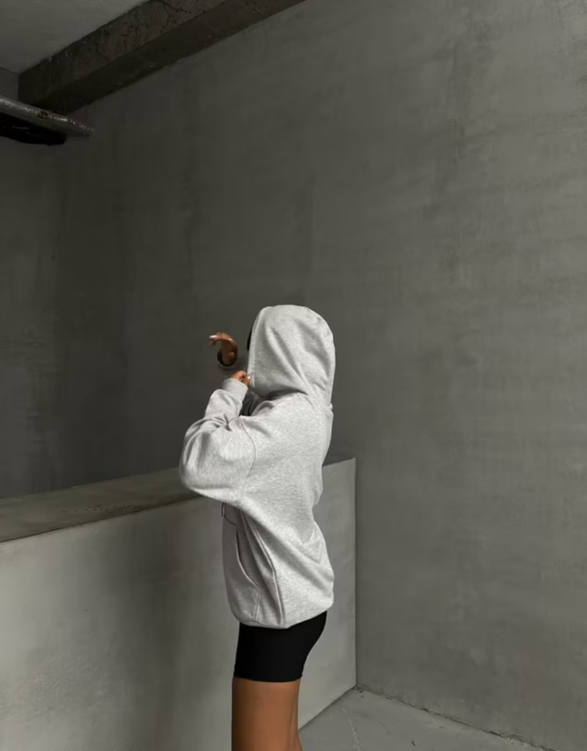 Skøn hoodie i lysegrå i oversized fit.