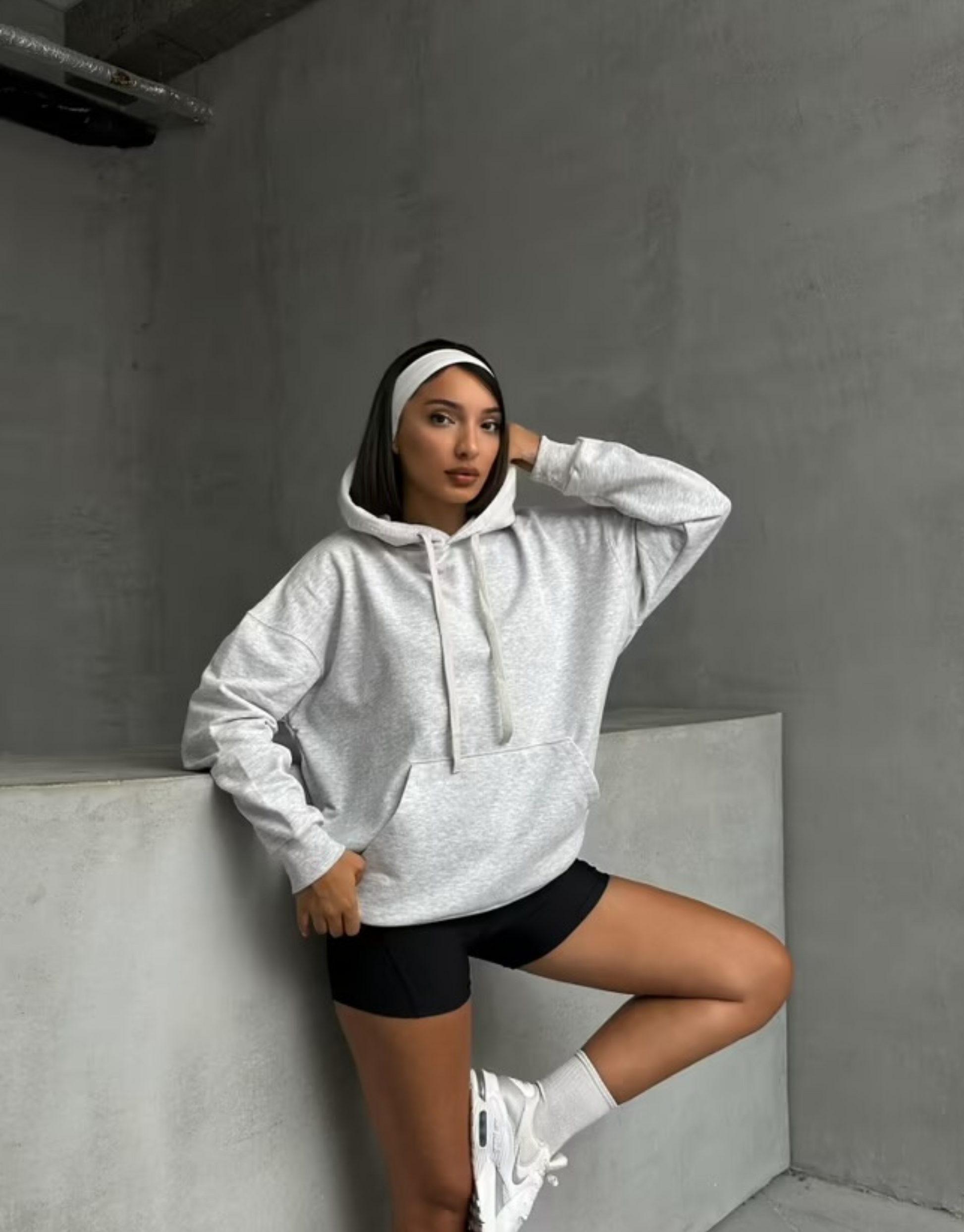 Skøn hoodie i lysegrå i oversized fit.