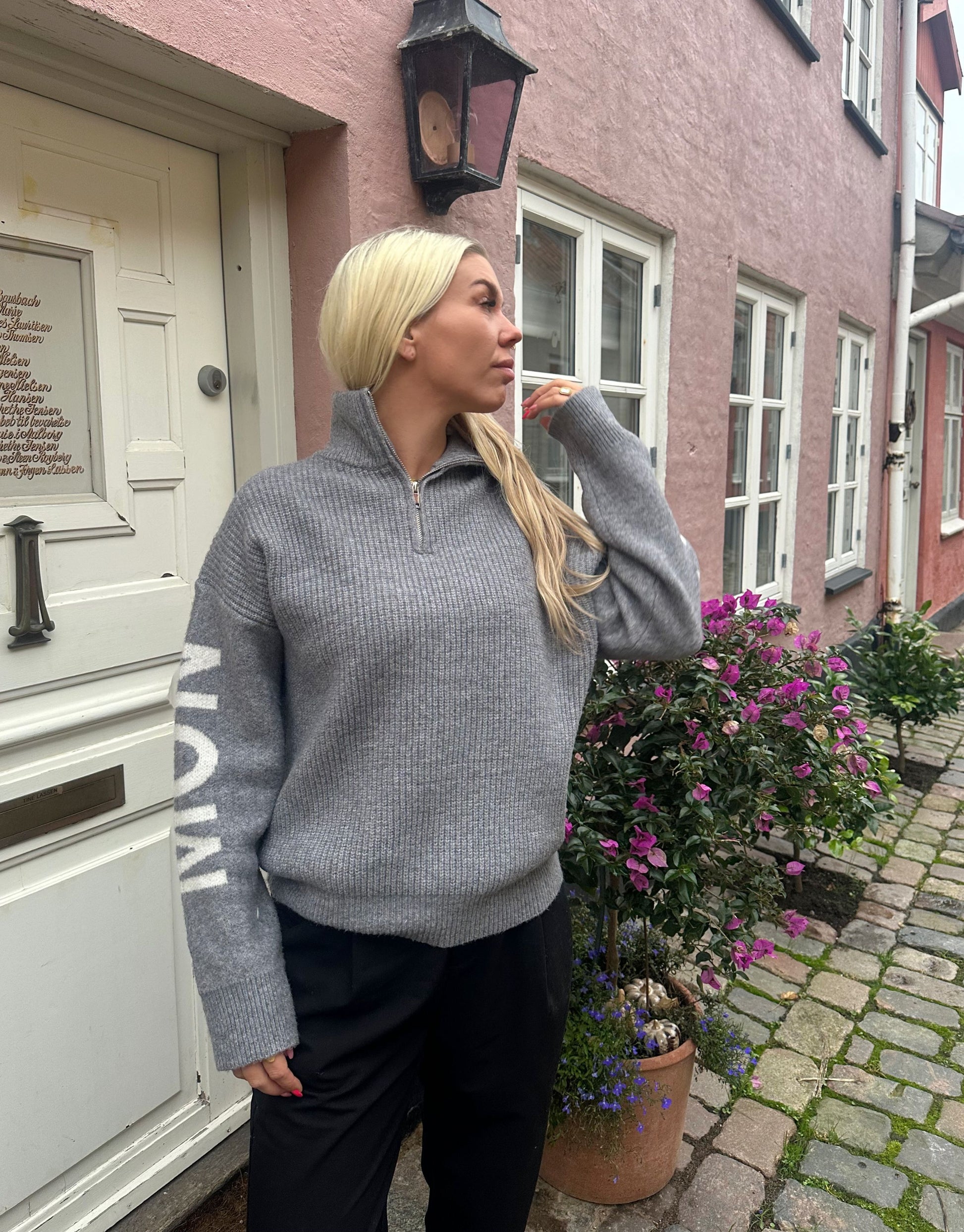 Lækker højhalset strik med Mon Cheri tekst på ærmerne.