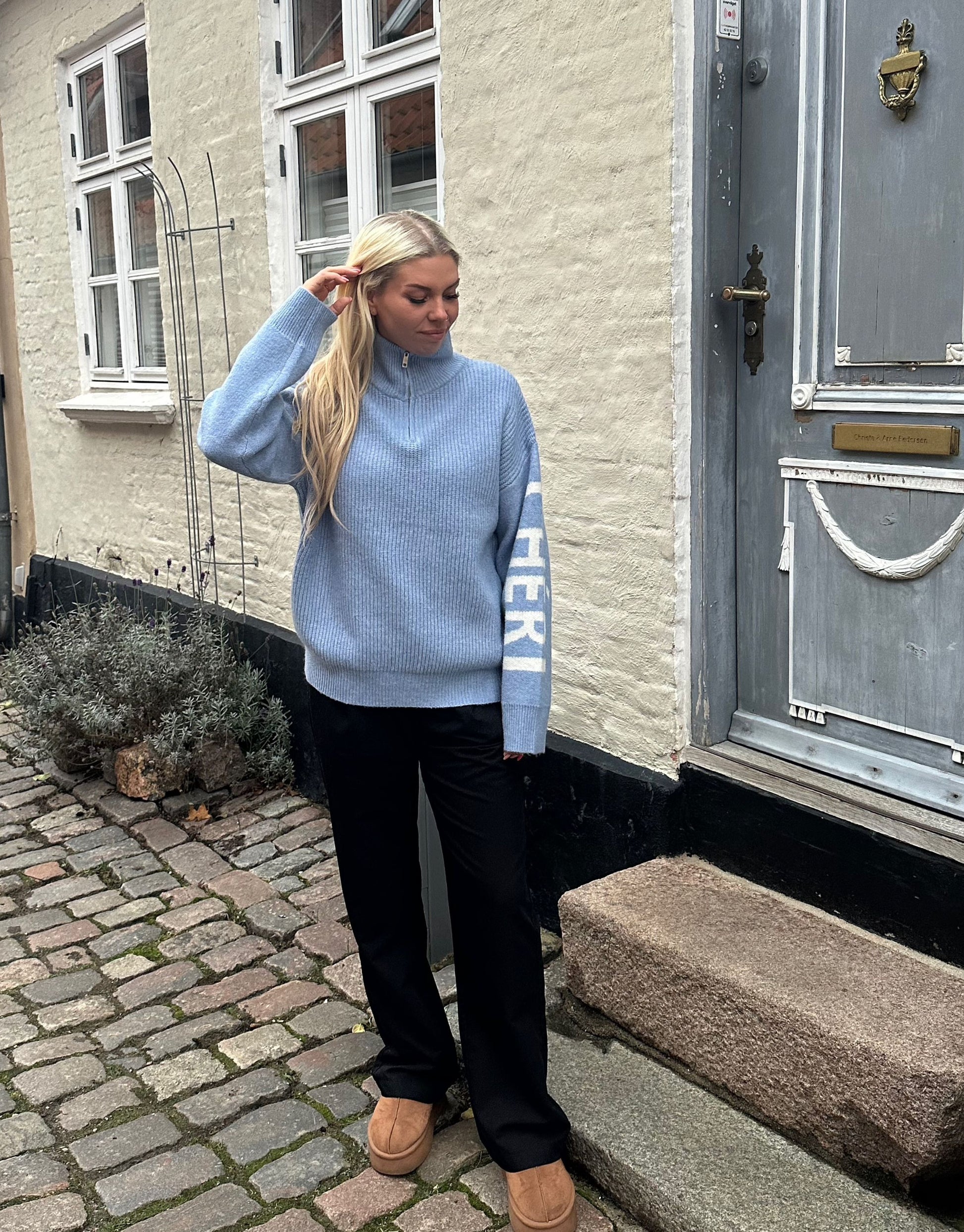 Lækker højhalset strik med Mon Cheri tekst på ærmerne.