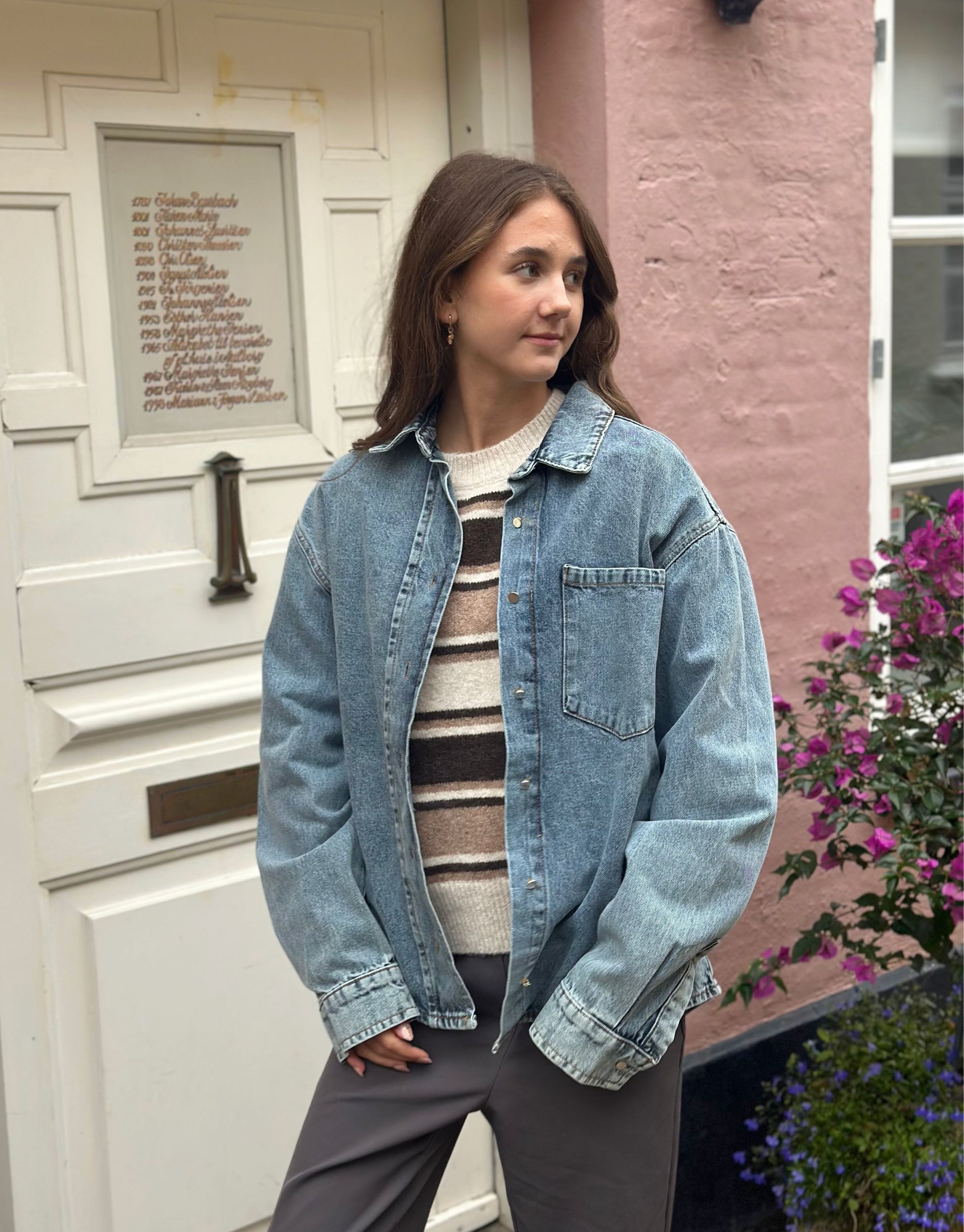 Skøn denim jakke i oversized look med bryst lomme og knapper.