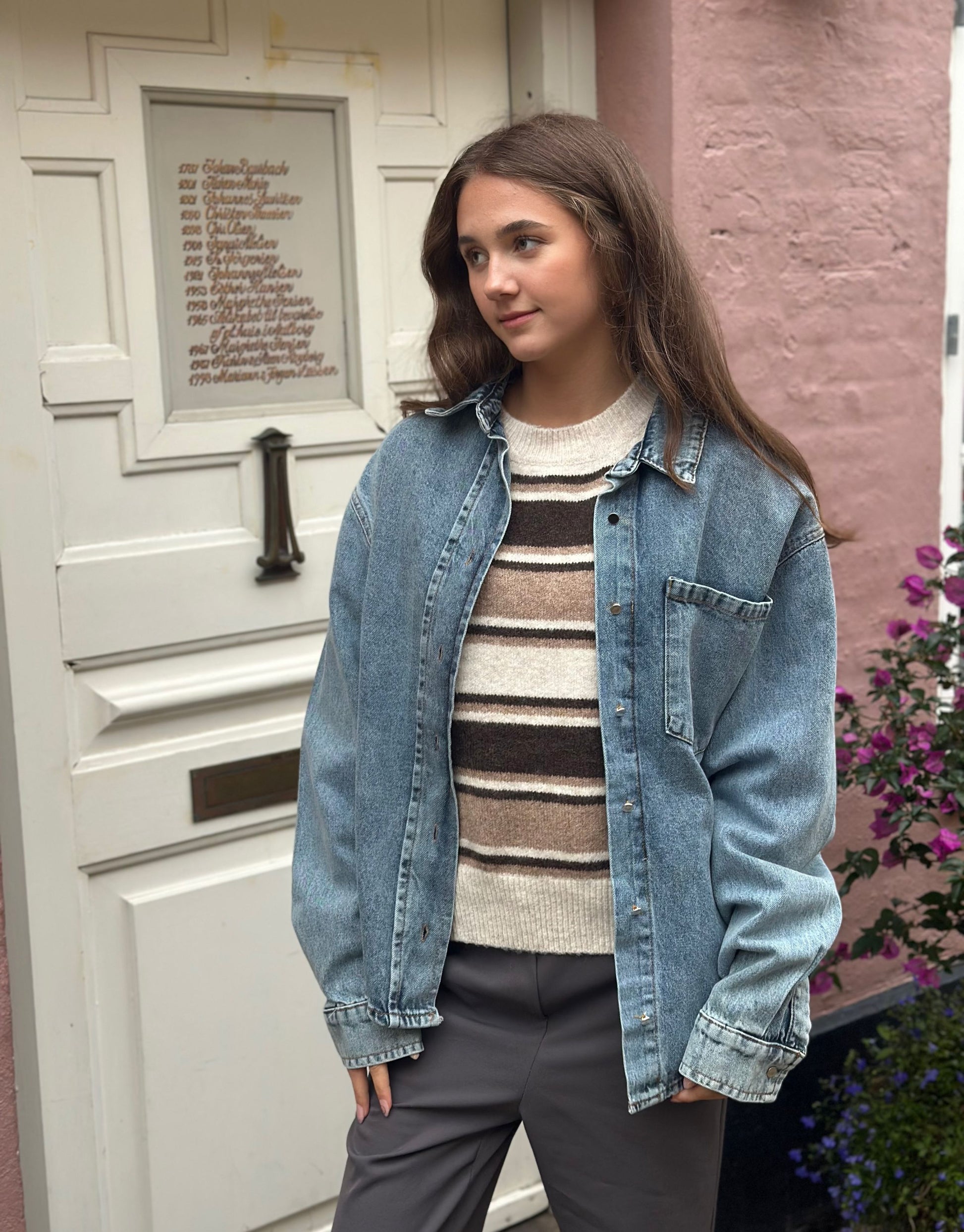 Skøn denim jakke i oversized look med bryst lomme og knapper.