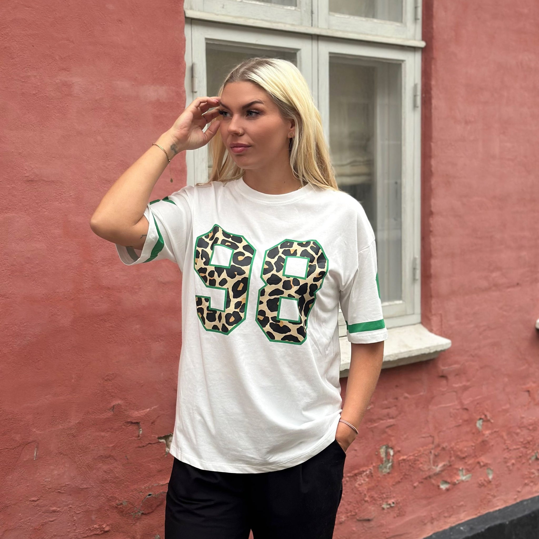 Skøn oversized t-shirt i hvid og grøn med leopard print og stjerne på ærmet