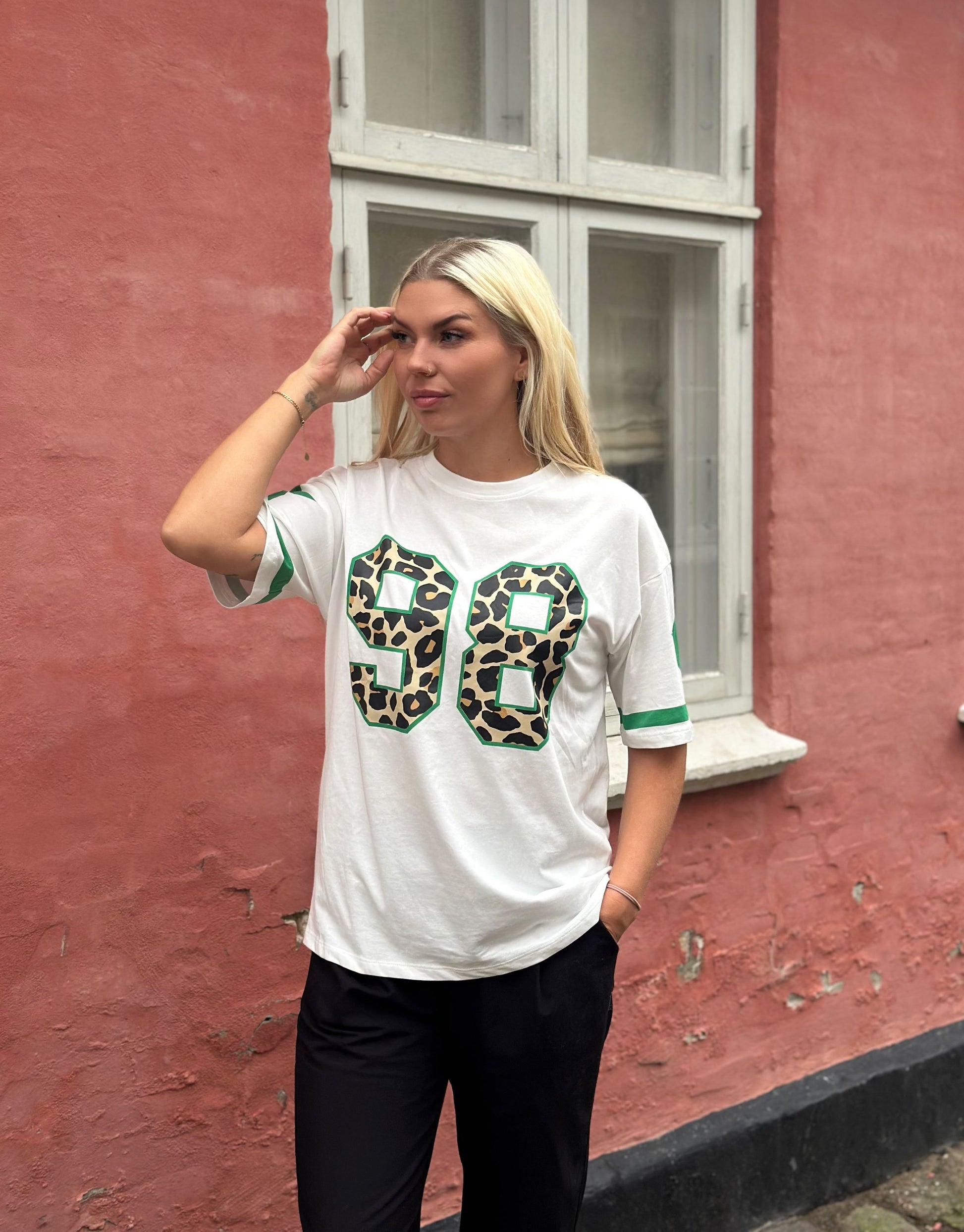 Skøn oversized t-shirt i hvid og grøn med leopard print og stjerne på ærmet