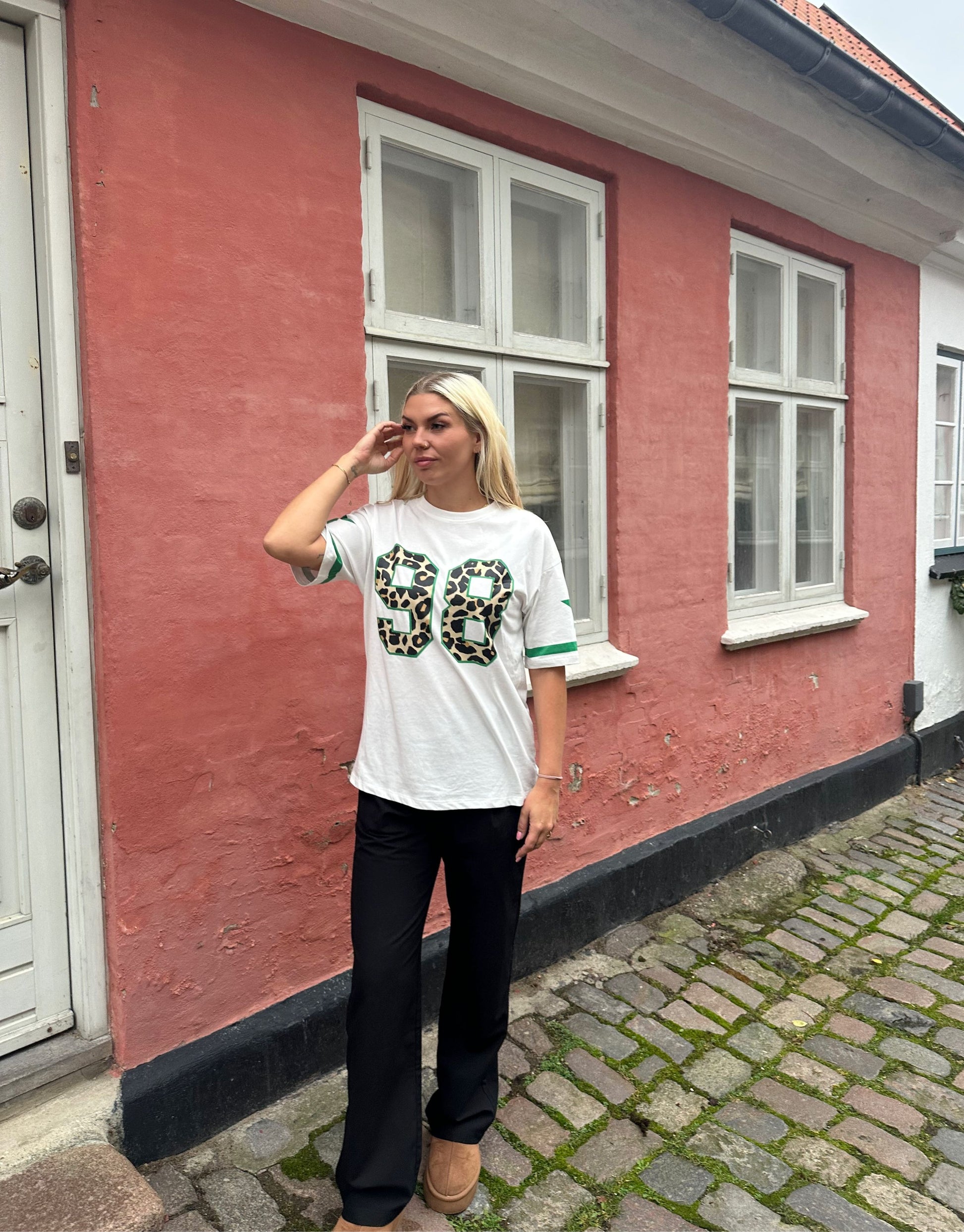 Skøn oversized t-shirt i hvid og grøn med leopard print og stjerne på ærmet