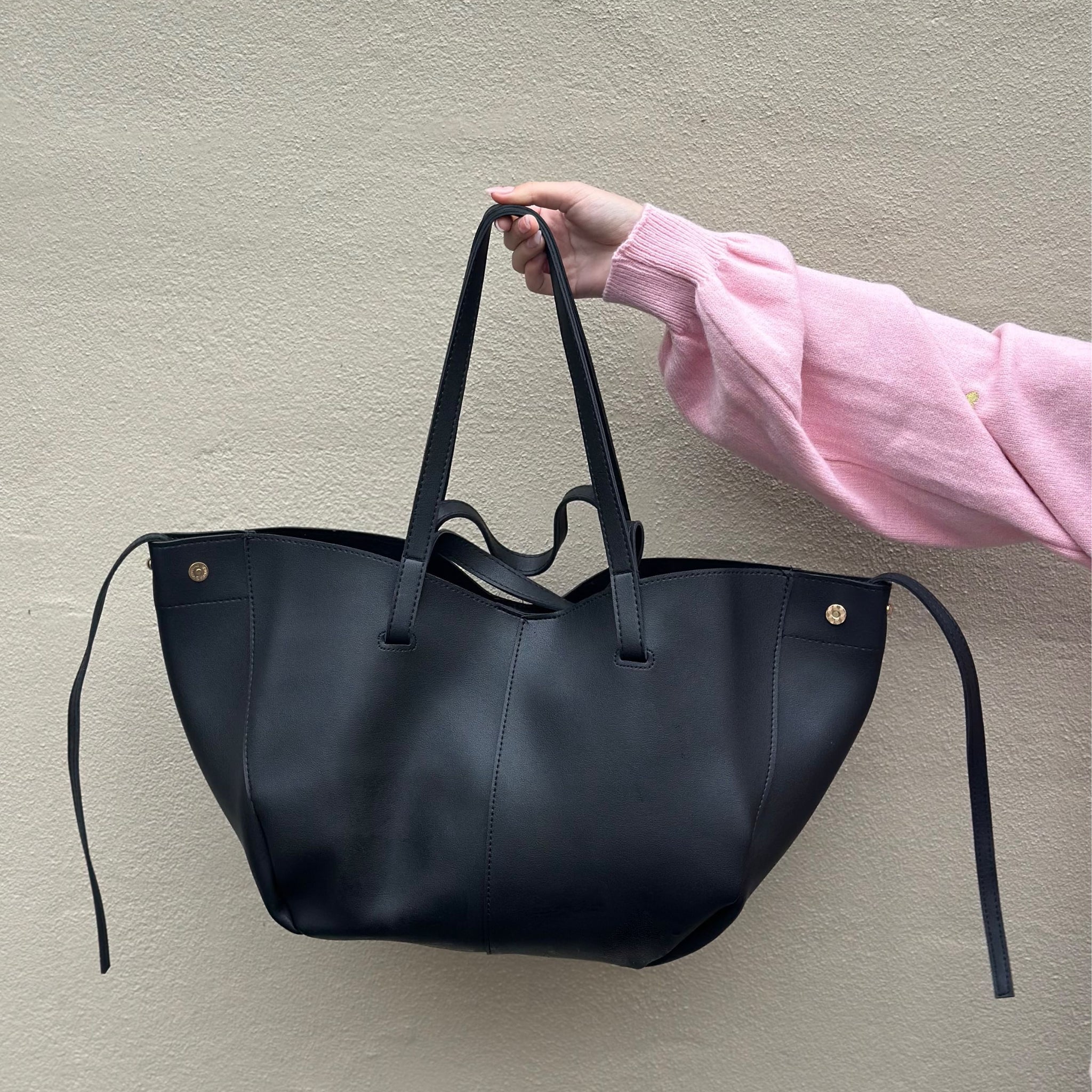 Vores smukke Elena taske er den perfekte hverdagstaske, da den både kan bruges til skolebrug samt indeholde alt det nødvendige.